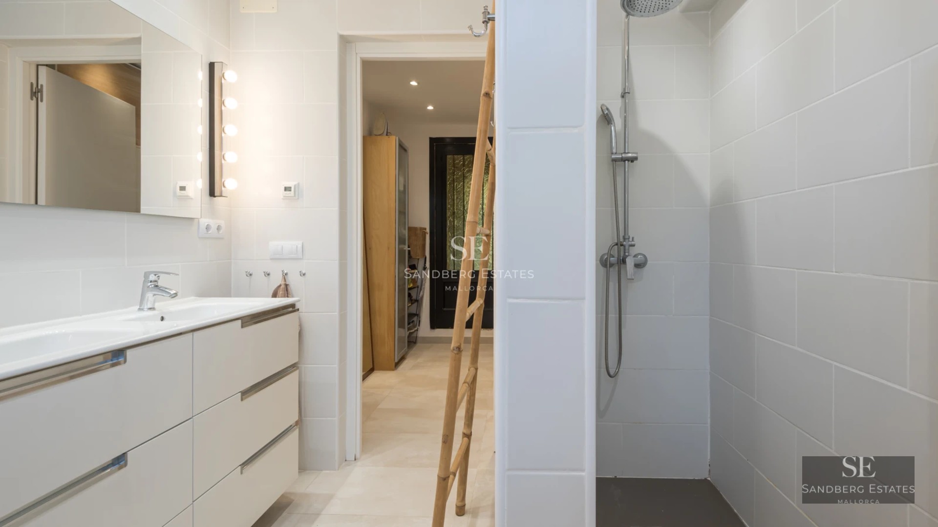 Exterior of luxury villa with infinity pool, sun loungers, and lush vegetation. Modern design and large glass windows.