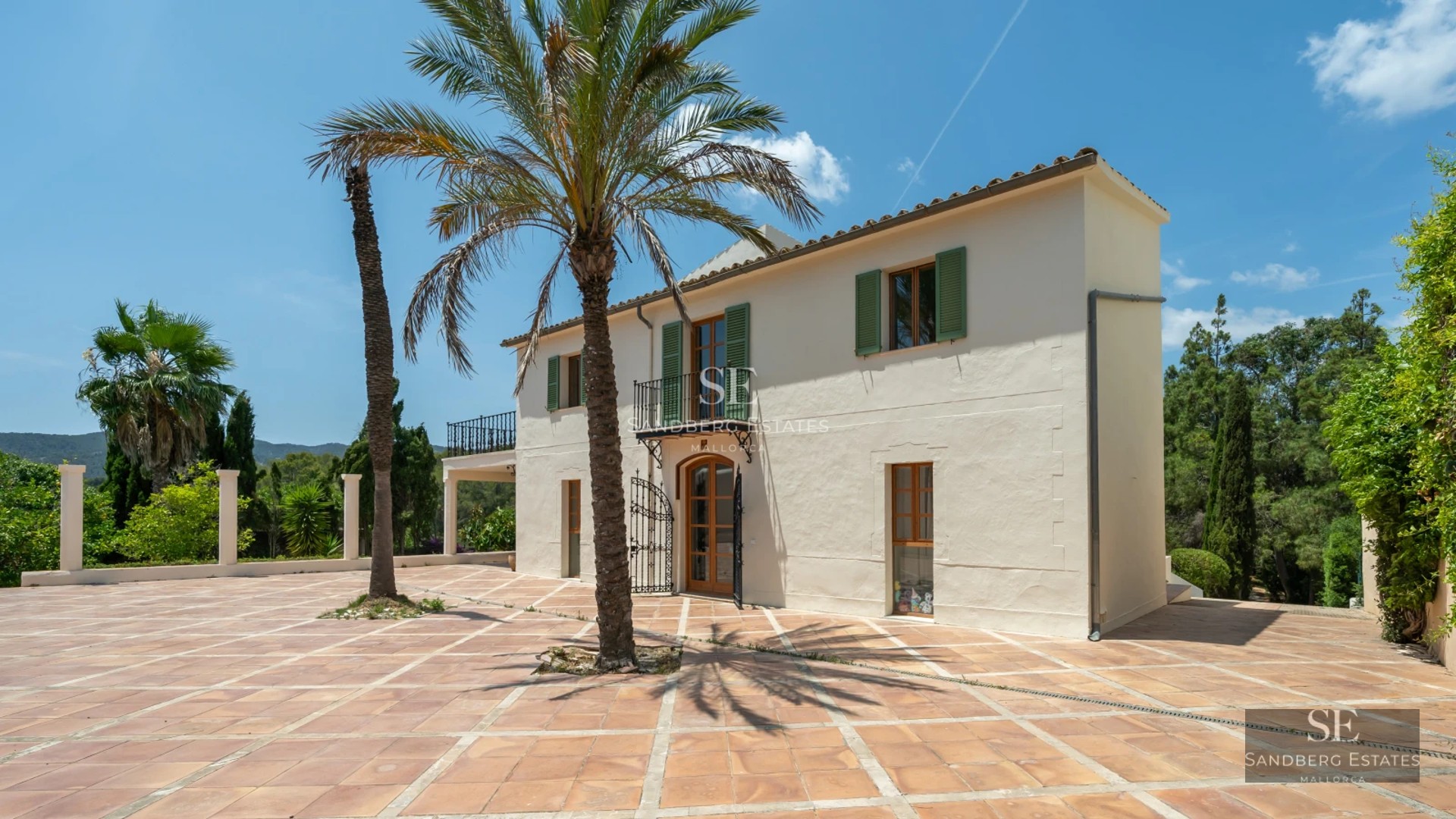 Modern villa with infinity pool and sea views. Minimalist architecture, spacious terraces, and luxury finishes. Abundant natural light.
