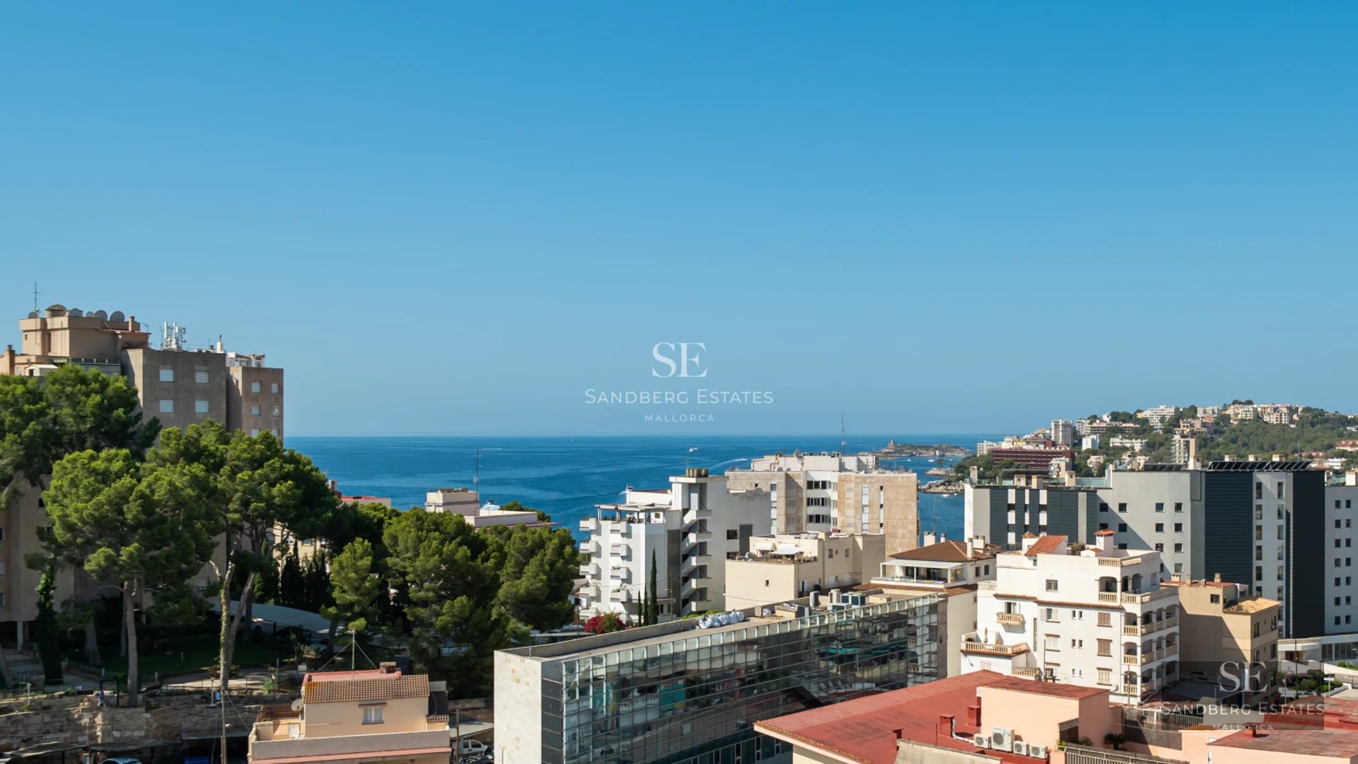 Modern pool villa: minimalist design, infinity pool, stunning view. Natural lighting, high-quality finishes. Real estate investment.