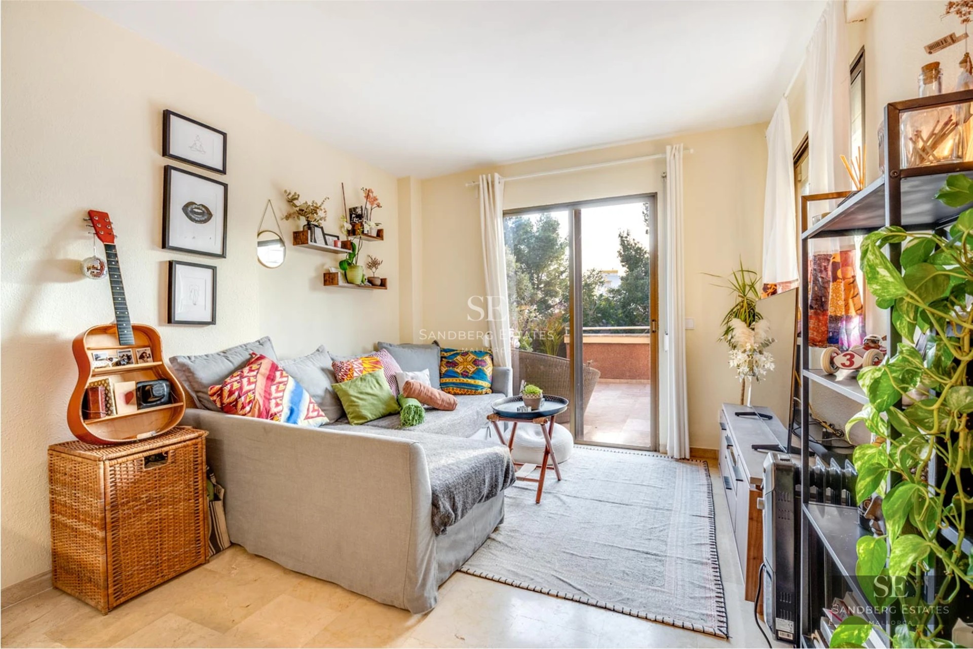 Vue panoramique d'une terrasse avec piscine à débordement, transats et vue sur la mer. Architecture moderne avec grandes fenêtres.