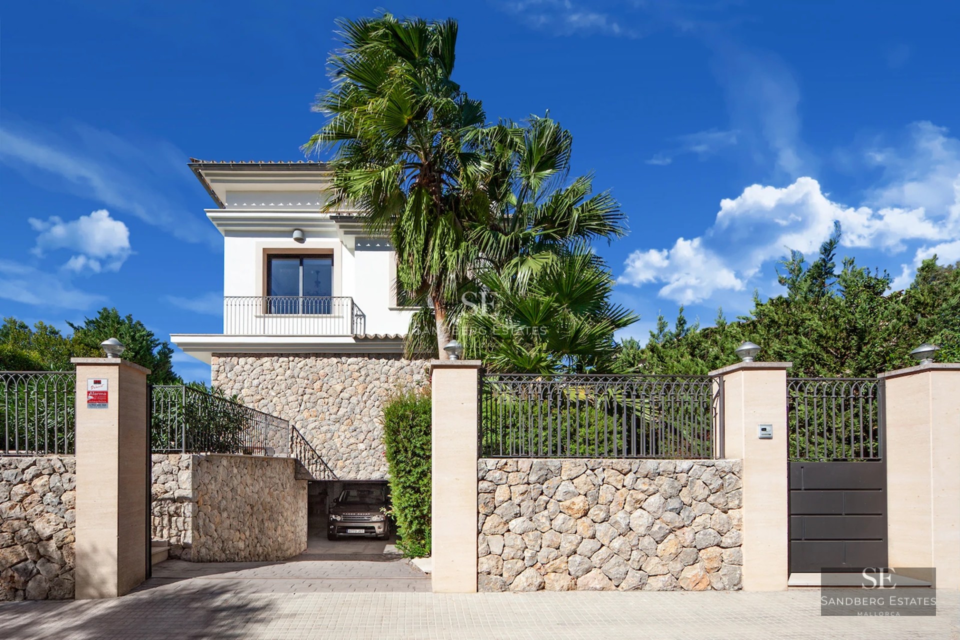 Modern penthouse with large terrace, private pool, sea views, elegant furniture, and minimalist design. Abundant natural lighting.