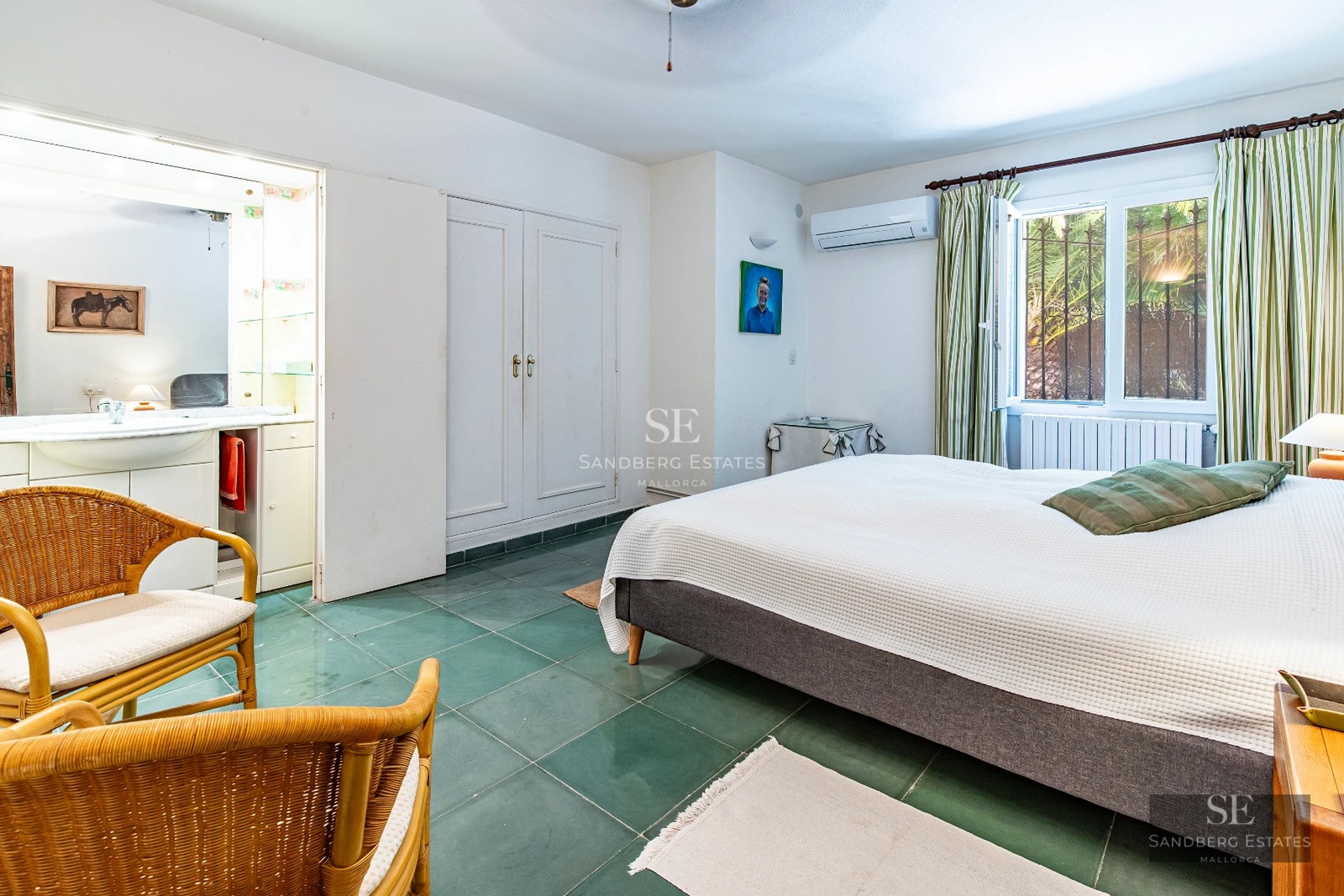 Spacious living room featuring floor-to-ceiling windows, wooden floors, modern fireplace and panoramic sea views. Bright and elegant.