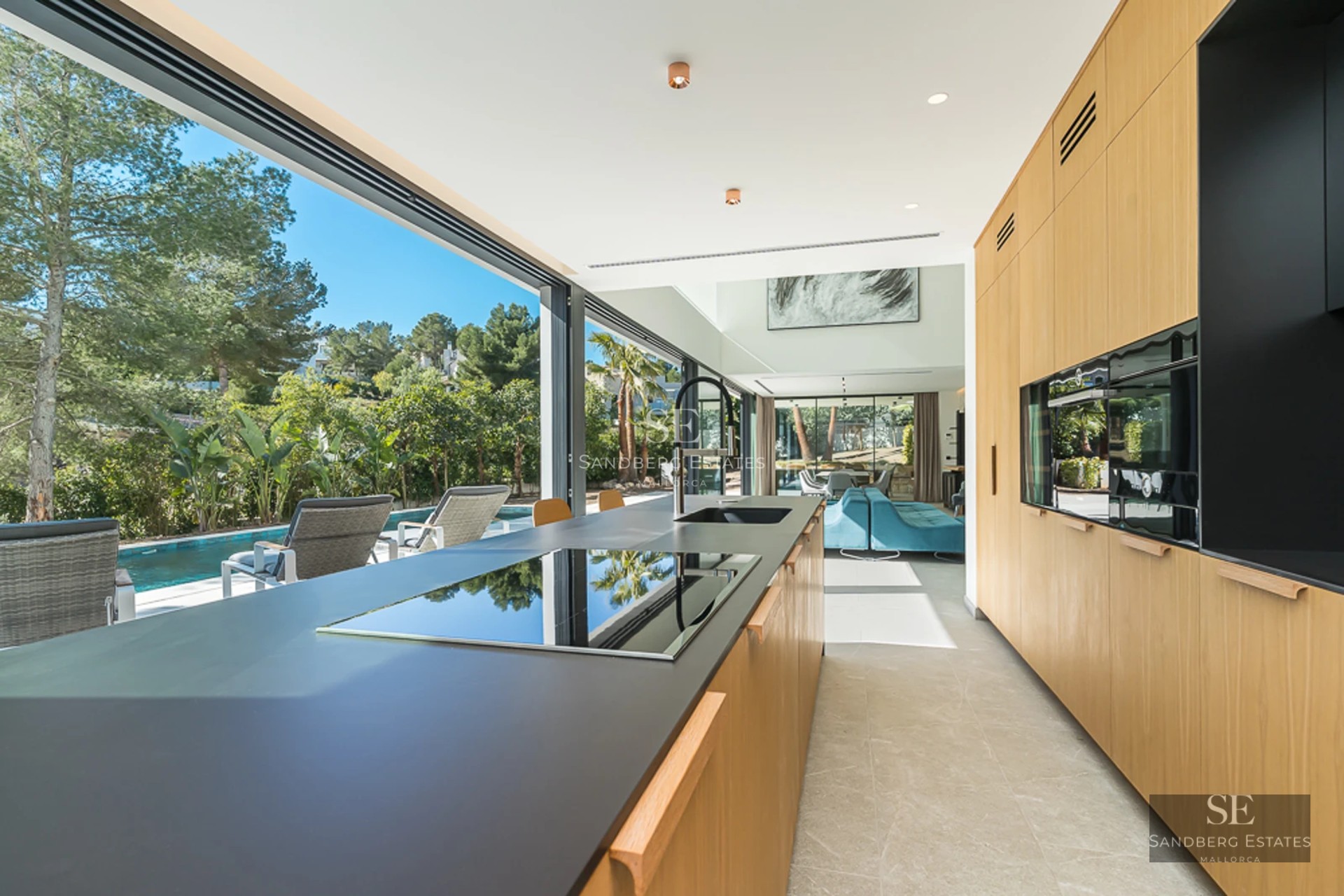 Extérieur d'une villa moderne avec piscine à débordement, grand jardin et architecture élégante. Éclairage ambiant chaleureux et vues panoramiques.