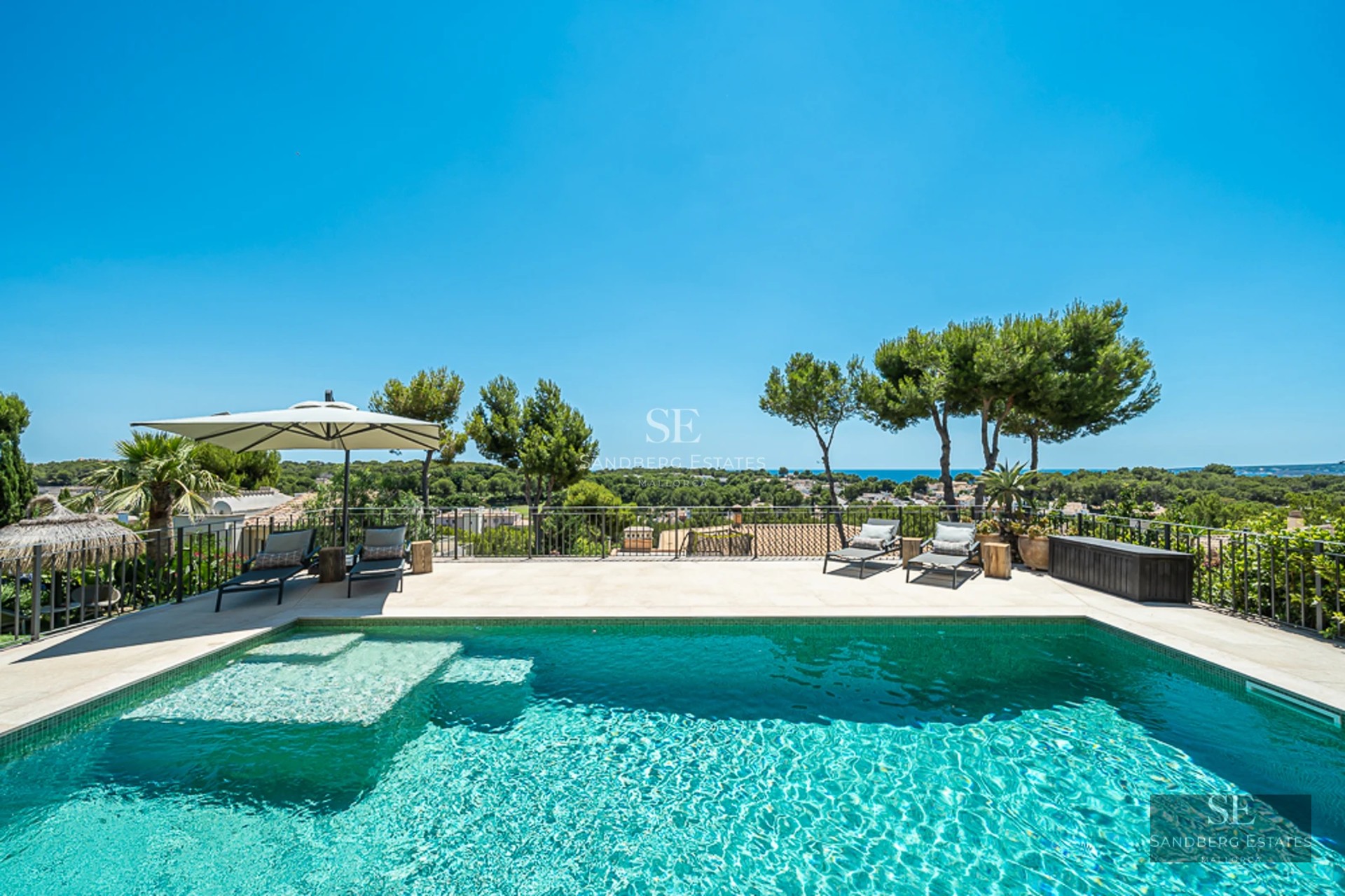 Vue extérieure d'une villa moderne avec piscine, jardin luxuriant et conception architecturale minimaliste avec de larges fenêtres.
