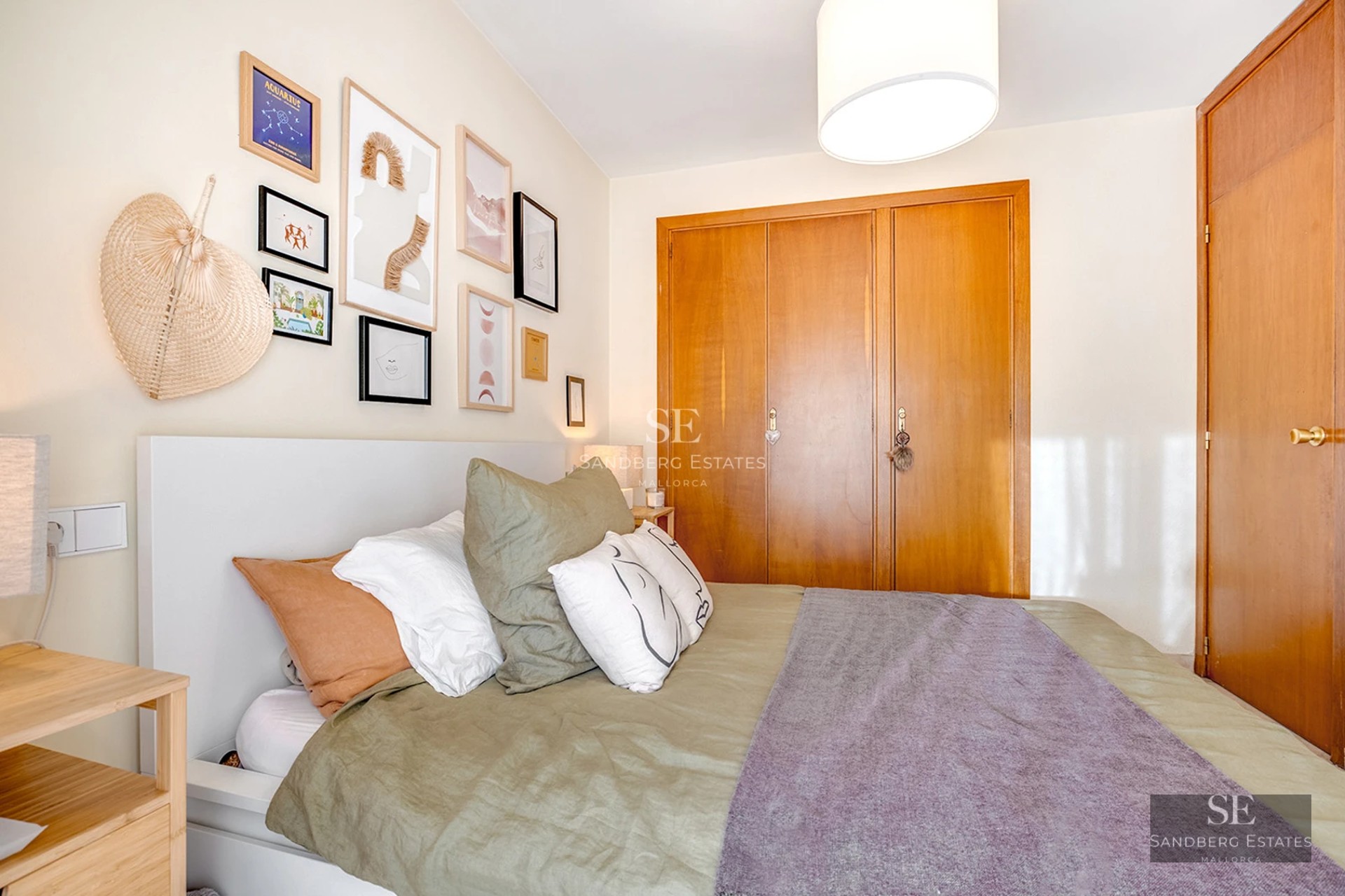 Vaste salon avec baies vitrées panoramiques, parquet clair, cheminée moderne et mobilier design contemporain. Vue sur la mer.