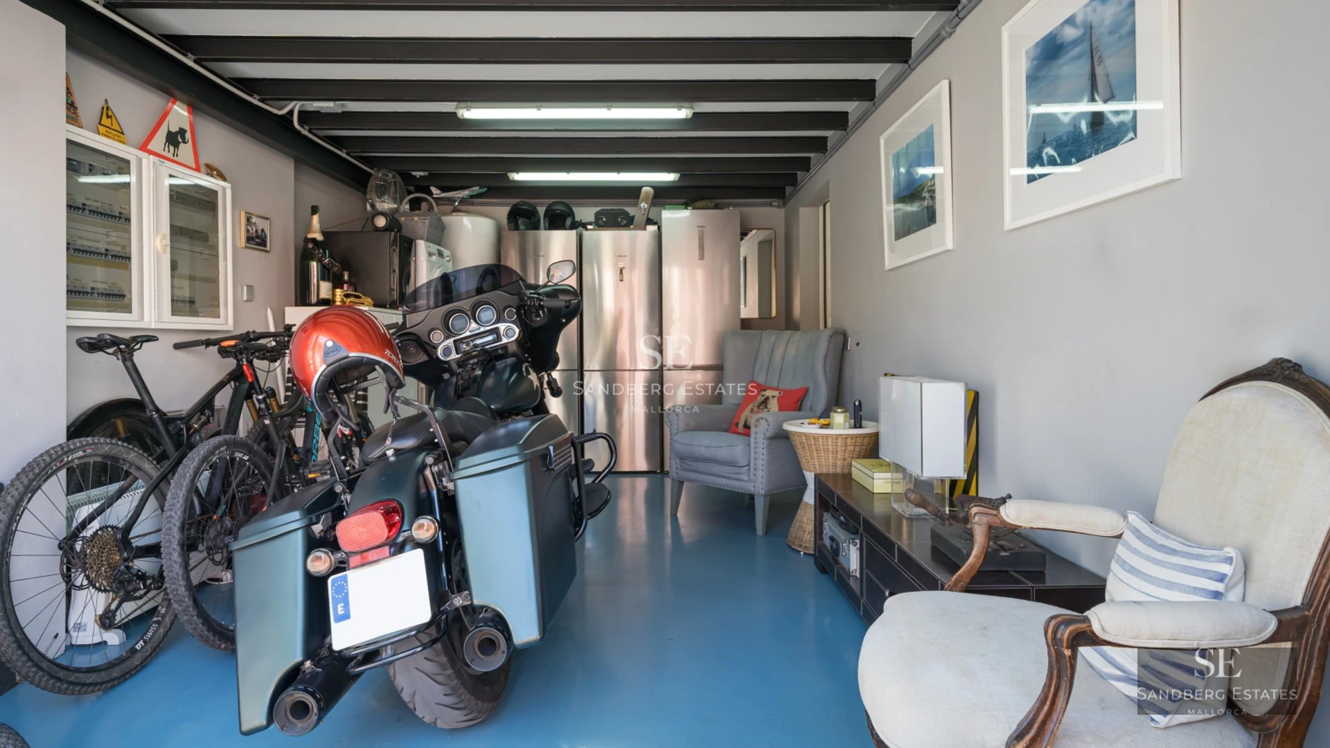 Infinity pool with vanishing edge, surrounded by lush greenery and overlooking the sea. Modern and minimalist architecture.