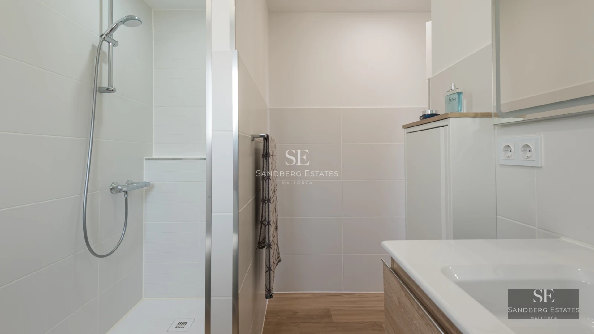 View of a modern swimming pool bordered by lawn and lush greenery. Minimalist architecture and relaxing atmosphere.