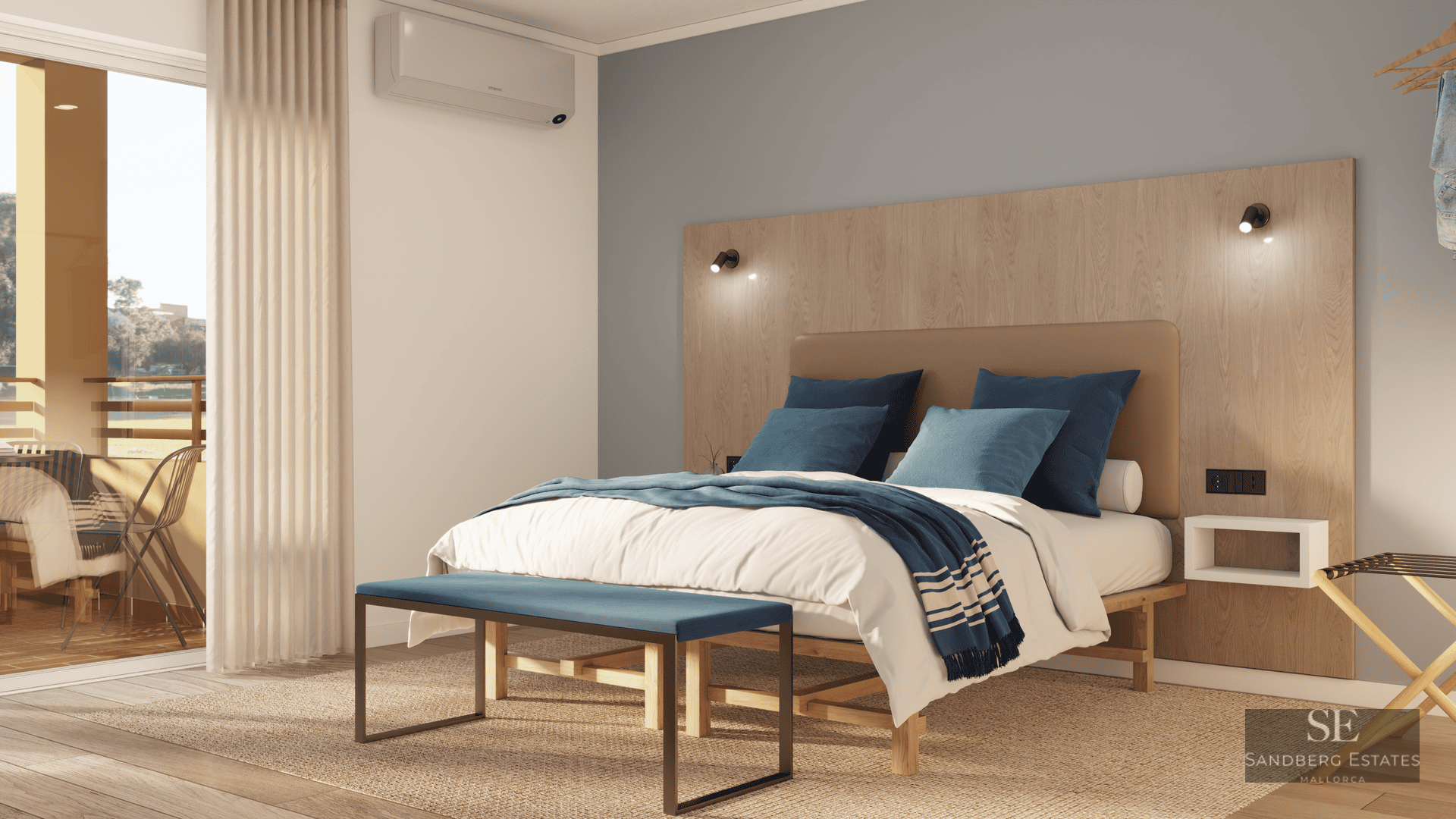 Chambre lumineuse avec lit double, tête de lit en bois et accès à un balcon ensoleillé.