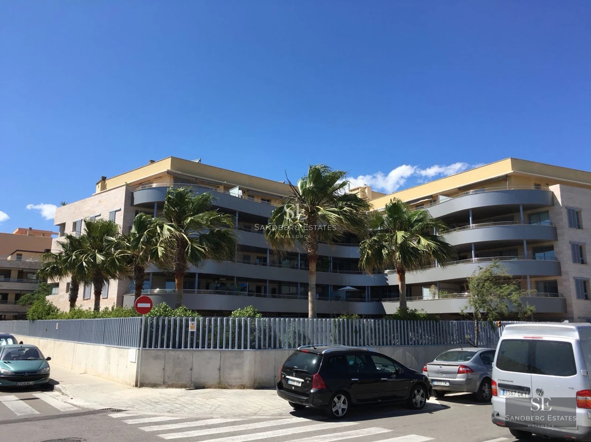 Vue d'une piscine à débordement avec bord en verre et vue panoramique sur la mer, entourée de végétation et de design moderne.