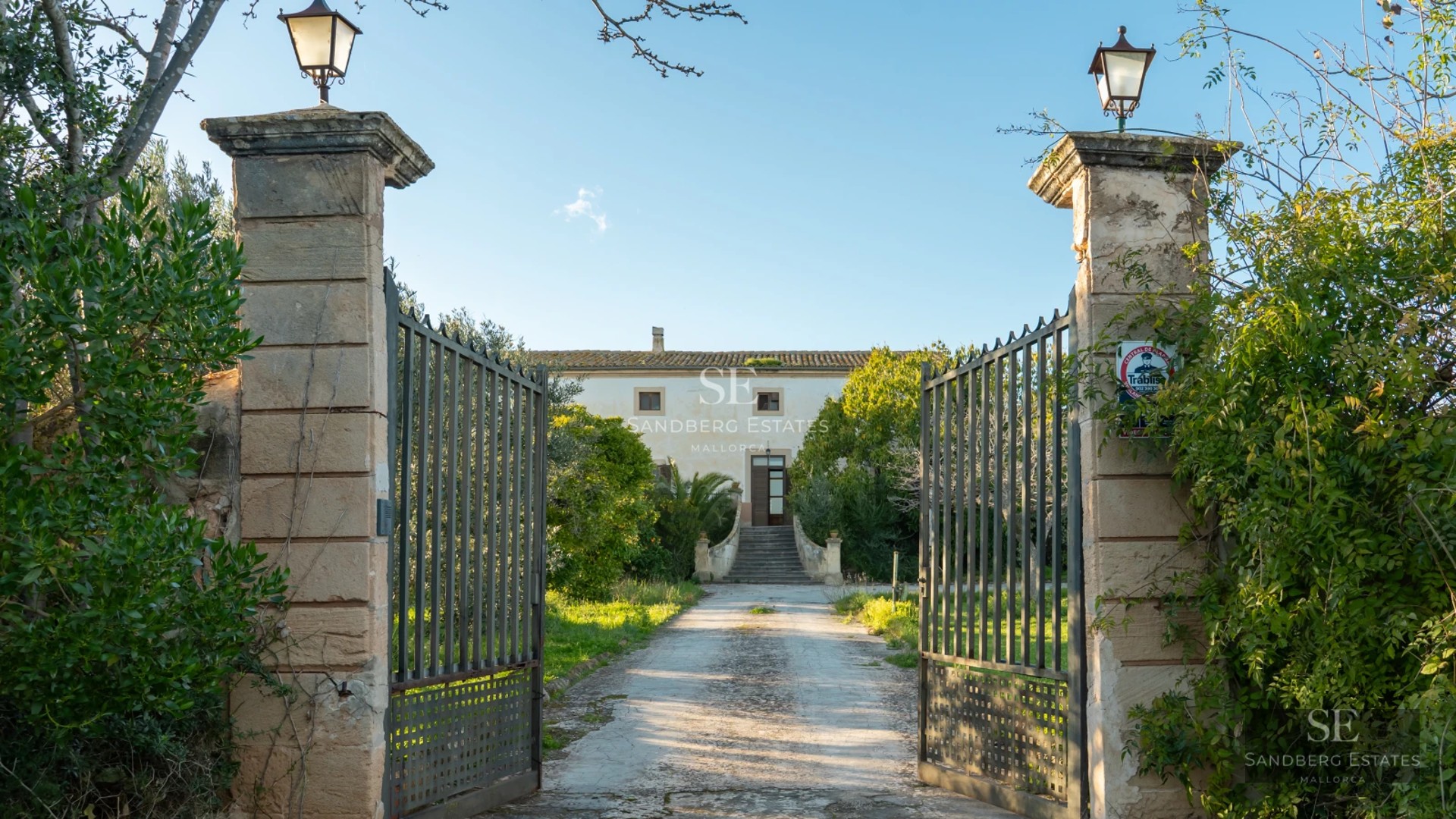Spacious living room with panoramic windows, sea view, modern furniture and abundant natural light. Elegant and bright.