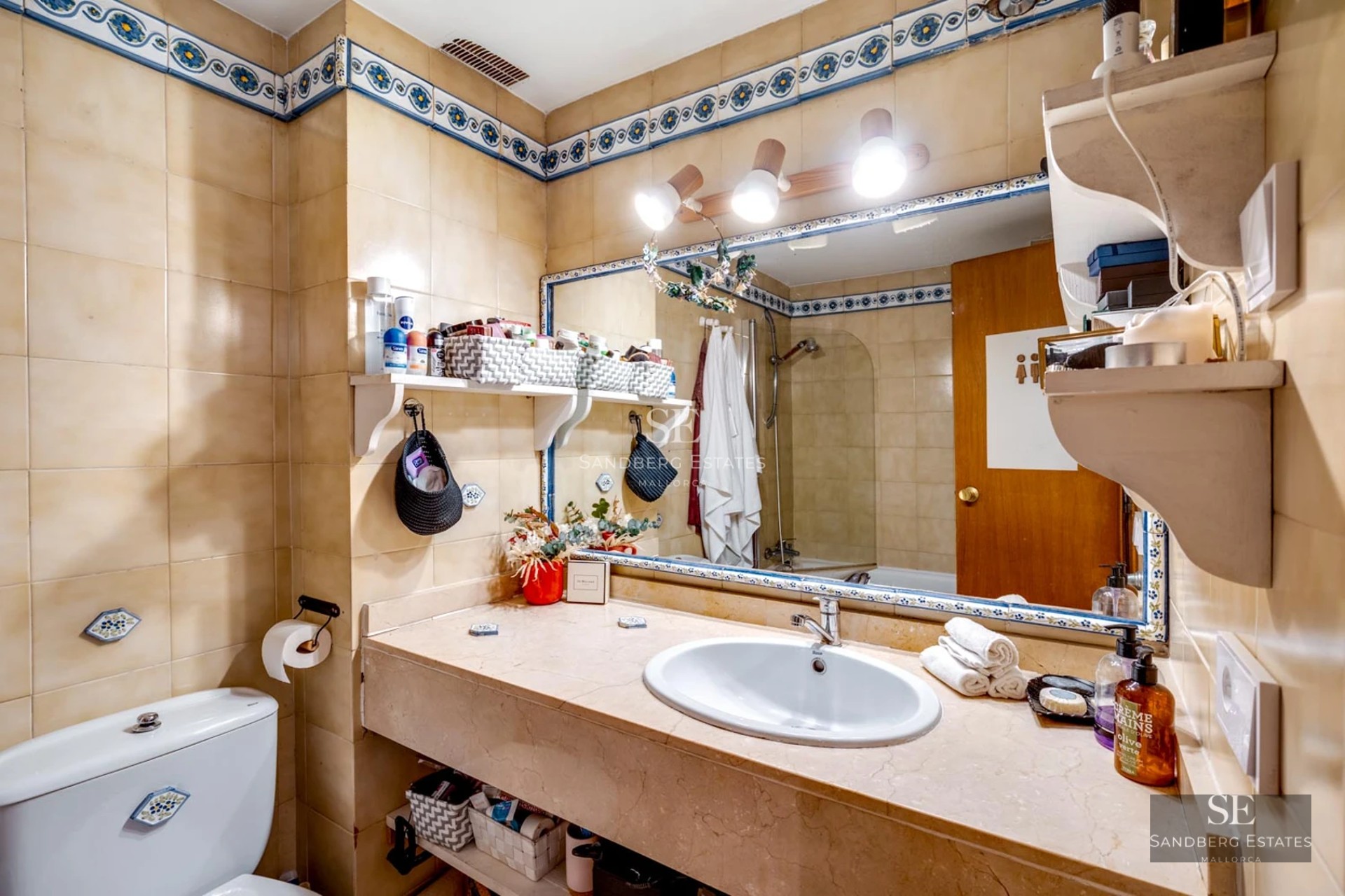 Vue d'une villa moderne avec piscine à débordement, larges baies vitrées et terrasse paysagée. Design minimaliste avec touches de luxe.