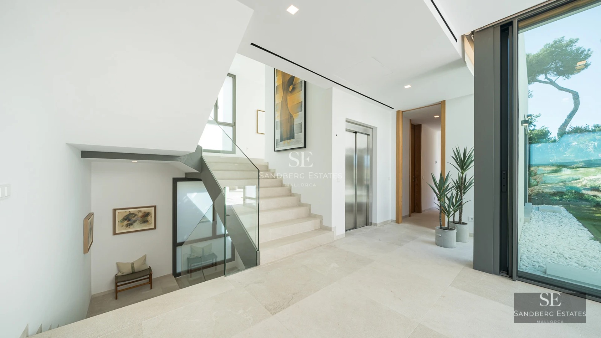 View of infinity pool with stone border, sun loungers and sea view. Modern and elegant design, ideal for relaxation and enjoyment.