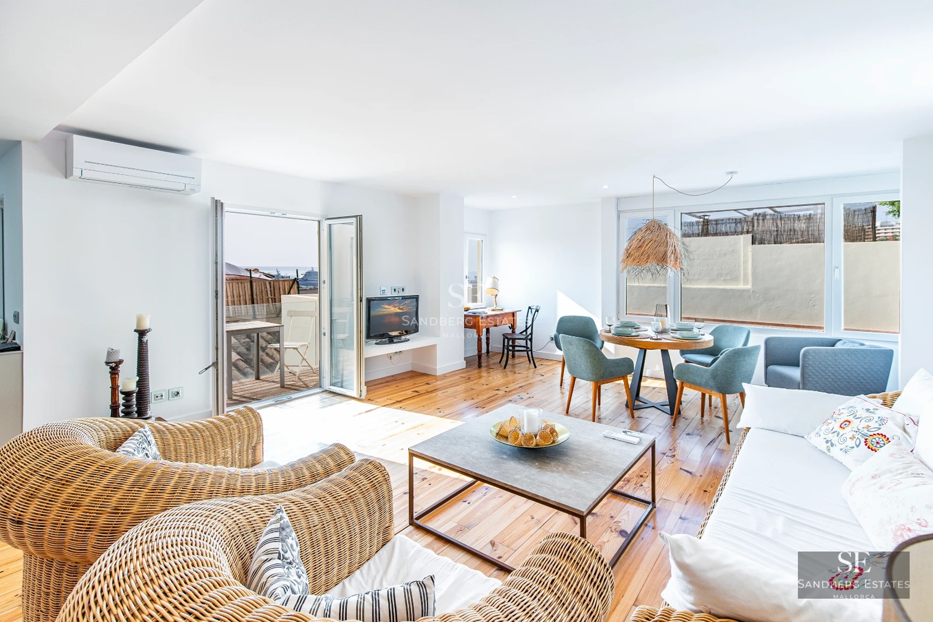 Pool and terrace view: Modern design, infinity pool, sun loungers, elegant outdoor furniture. Luxurious finishes and large windows.