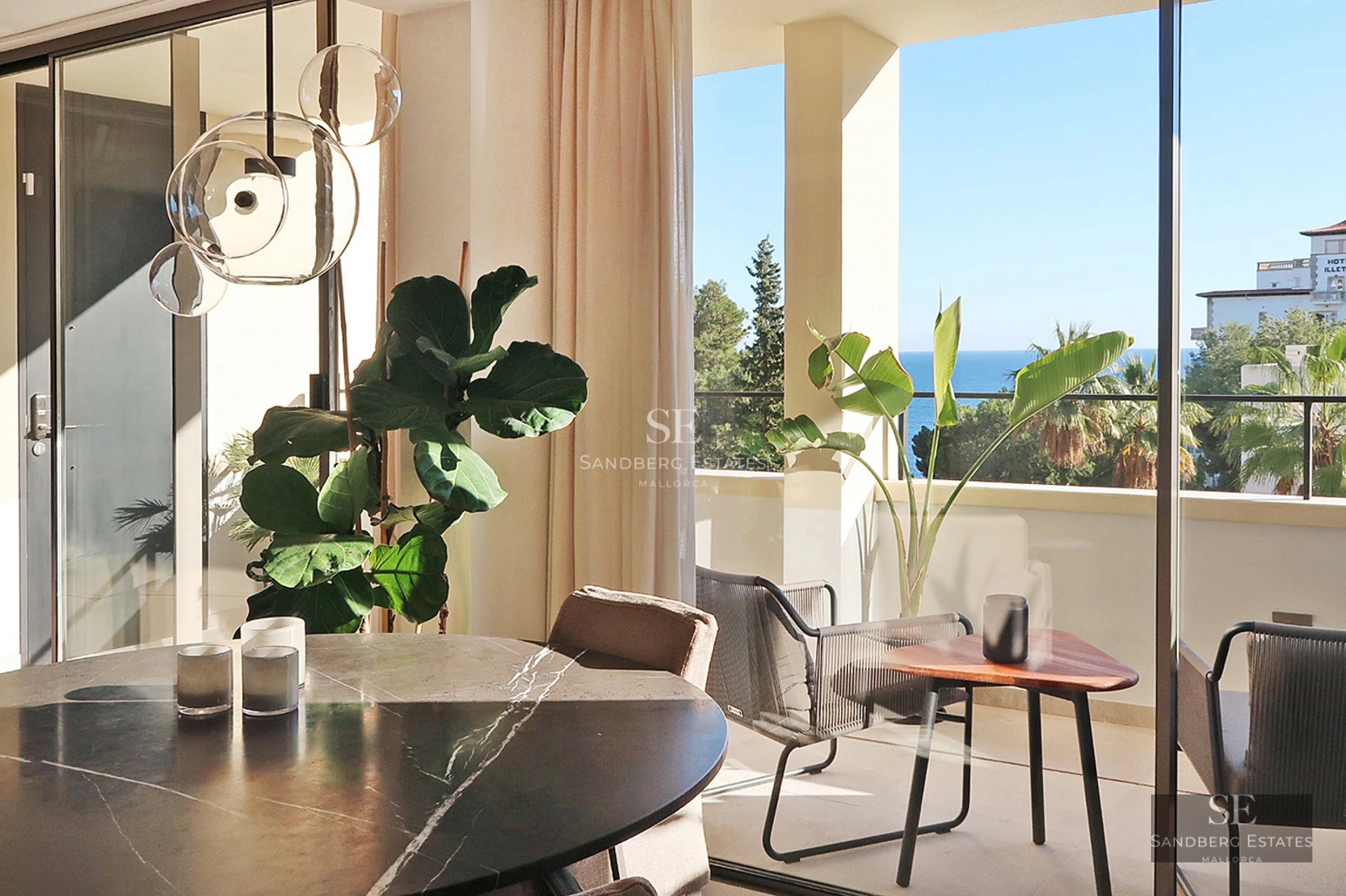 Exterior view of a modern villa with an infinity pool, lush garden, and minimalist architecture. Avant-garde design.