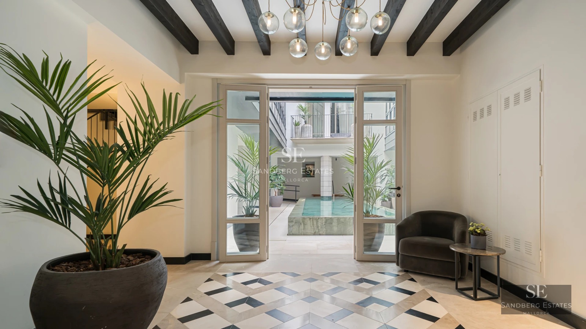 Spacious terrace featuring an infinity pool. Panoramic views. Modern and elegant furniture. Minimalist architectural design.