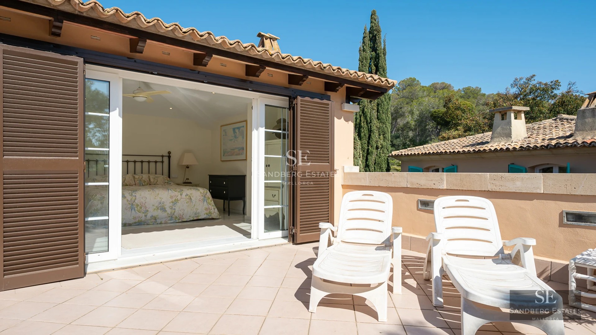 Spacious living room with panoramic windows, infinity pool, and panoramic sea views. Modern design with high-quality finishes.