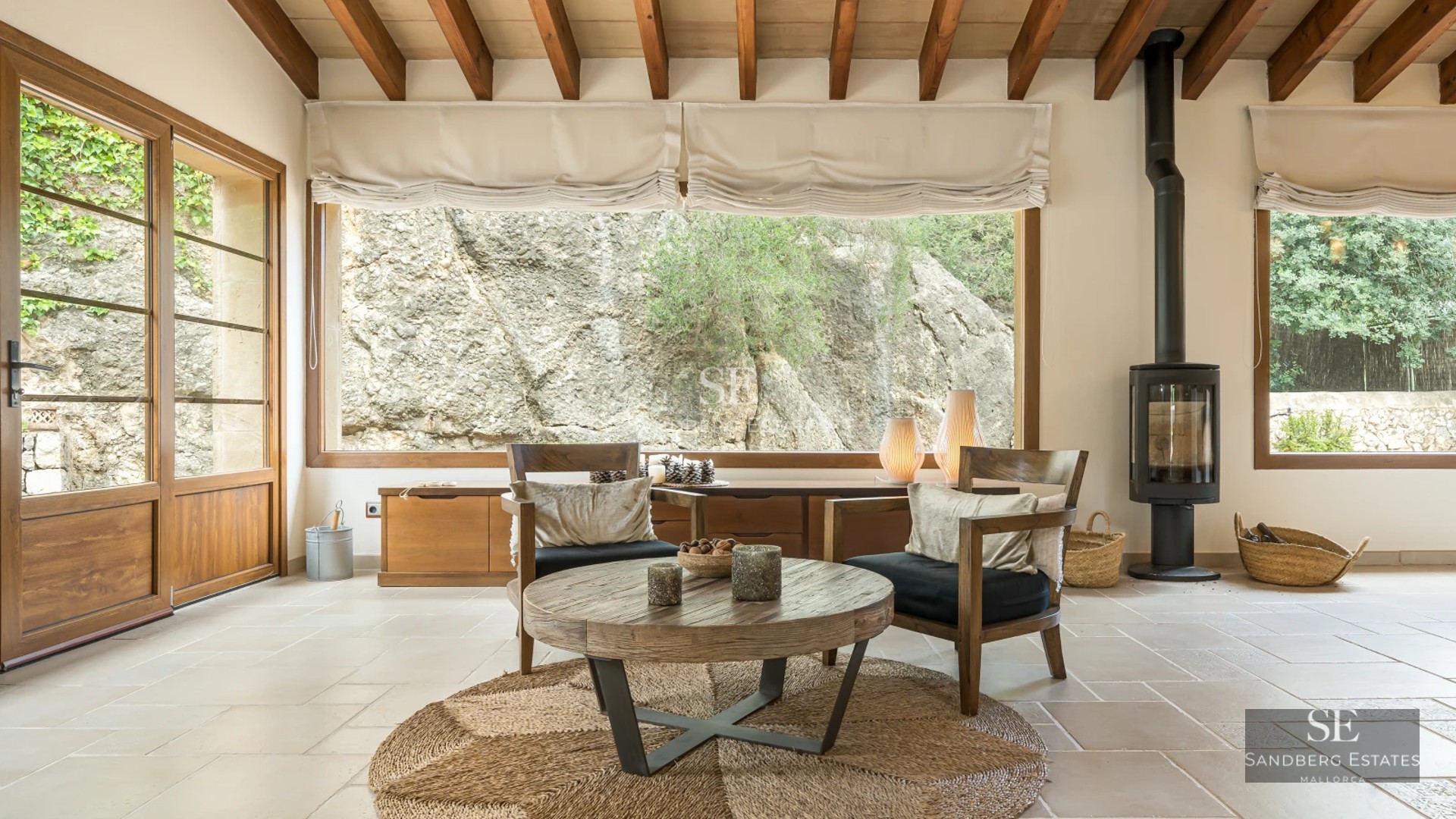 Exterior view of a modern house with reflective pool, large windows, and minimalist design. Elegant landscaping.