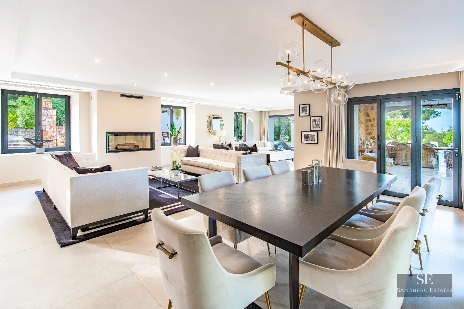 Spacious balcony with panoramic sea views, modern and elegant furniture, ideal for relaxing and enjoying the landscape.