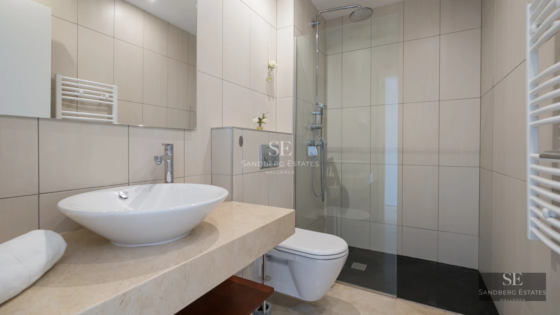 View of a modern villa with infinity pool. Minimalist architecture with large windows and terrace with sun loungers.