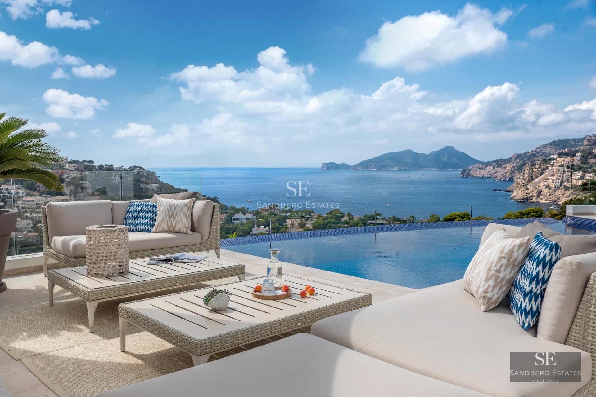 Spacious terrace with infinity pool, sun loungers, and panoramic views. Modern and elegant design. Ideal space for relaxation and entertainment.
