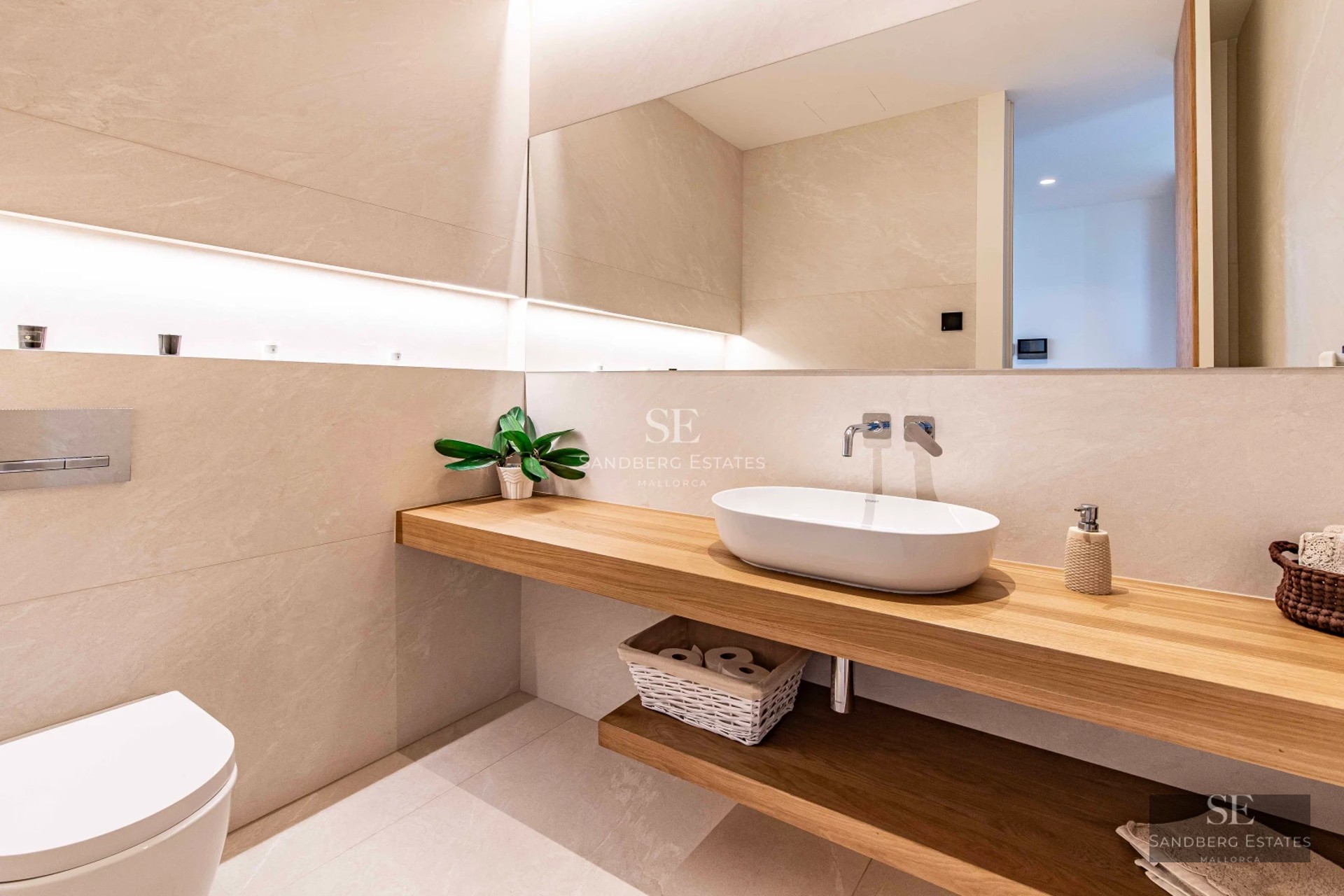 View of modern villa with reflecting pool. Minimalist architecture, large windows, lush vegetation. Ambient lighting.