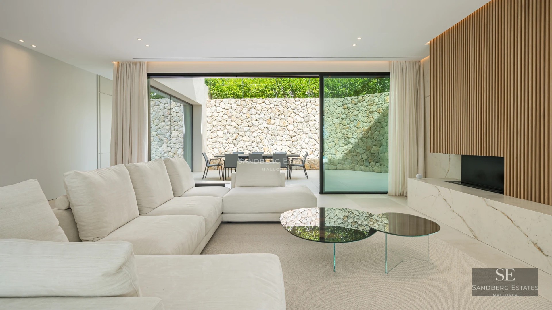 Panoramic view of a modern villa with an infinity pool. Minimalist architecture with large glass windows. Lush garden and spacious terraces.