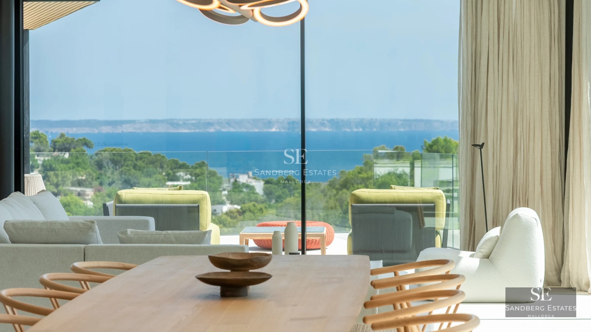 View of a modern villa with an infinity pool. Minimalist design, large windows. Lush garden. High-quality finishes.