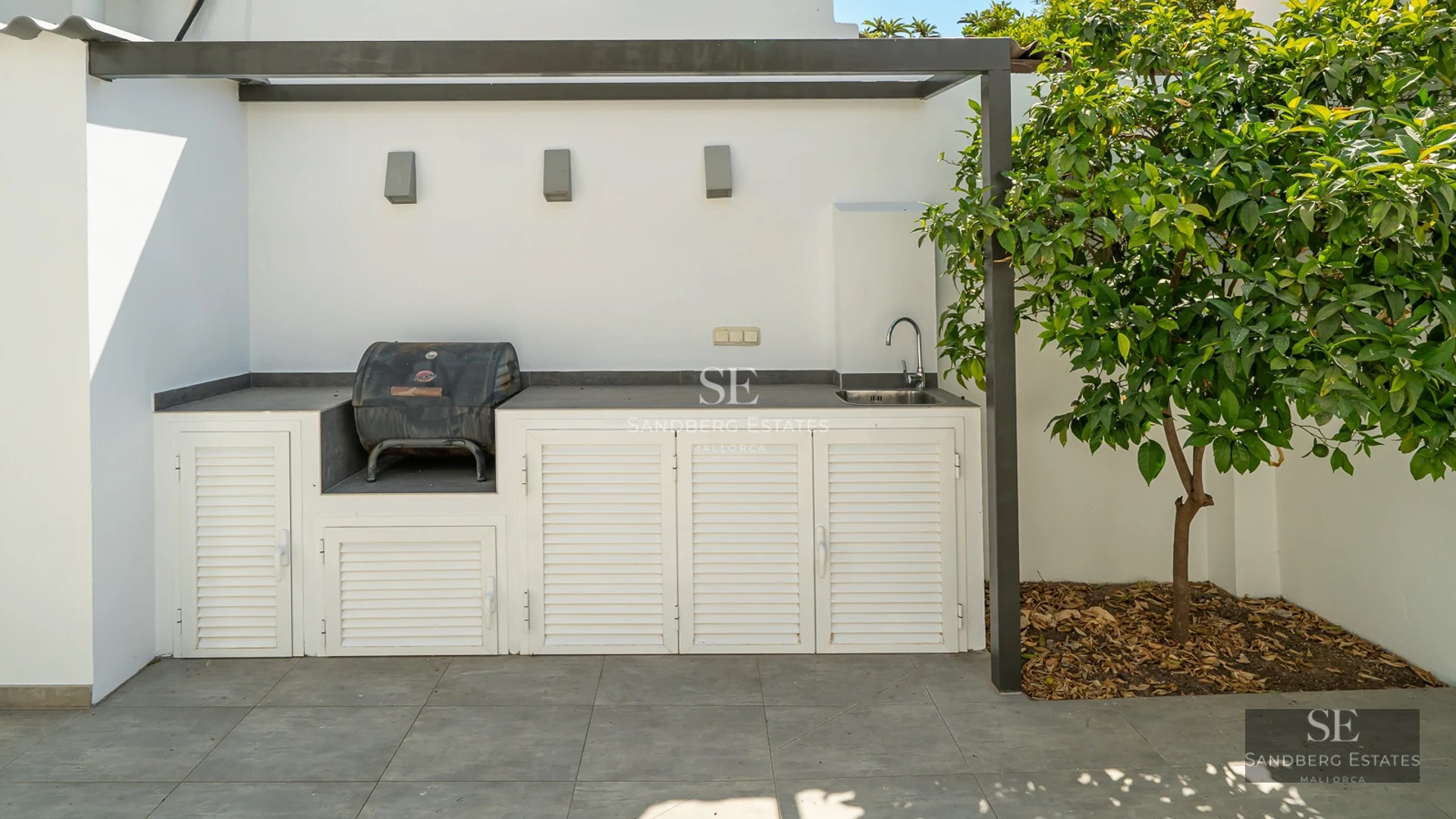 Modern villa with infinity pool, spacious terraces and panoramic views. Minimalist design, high-quality materials and abundant natural light.