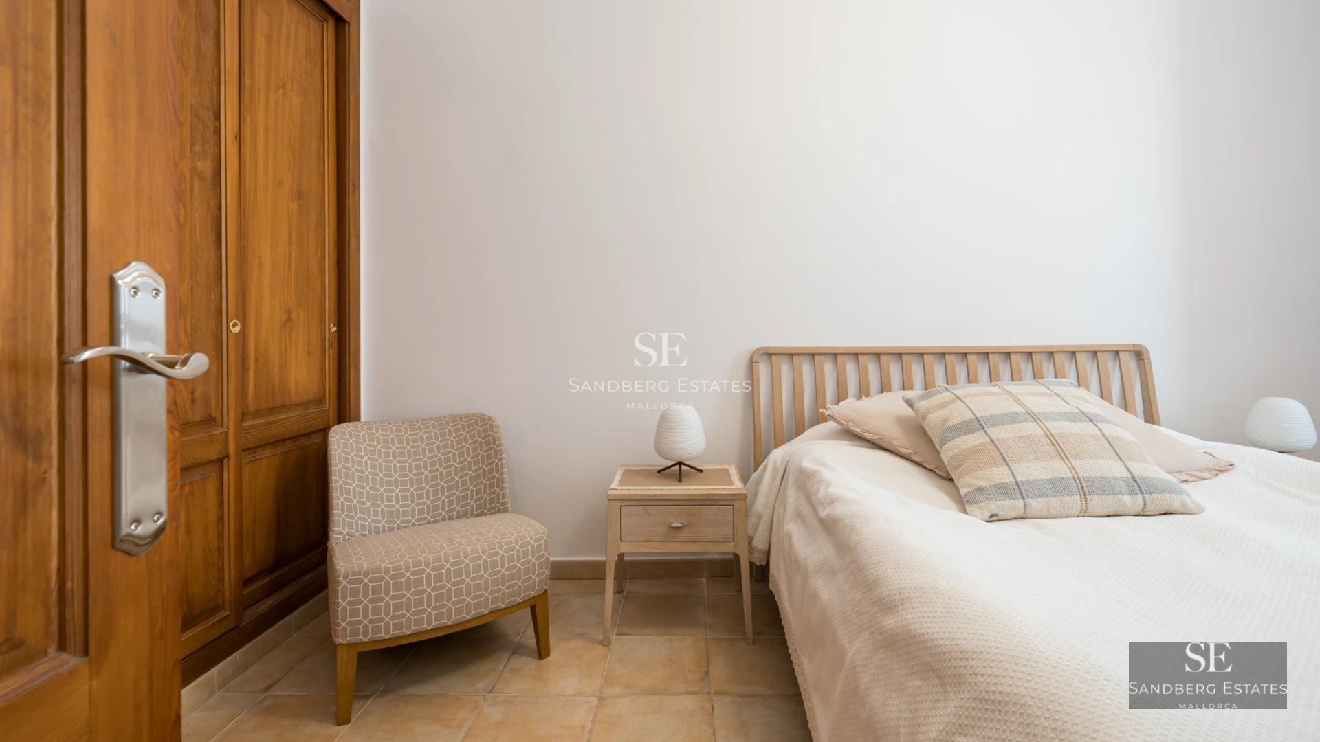 Exterior of a modern villa with an infinity pool, surrounded by garden and greenery. Minimalist architecture with large windows and terraces.