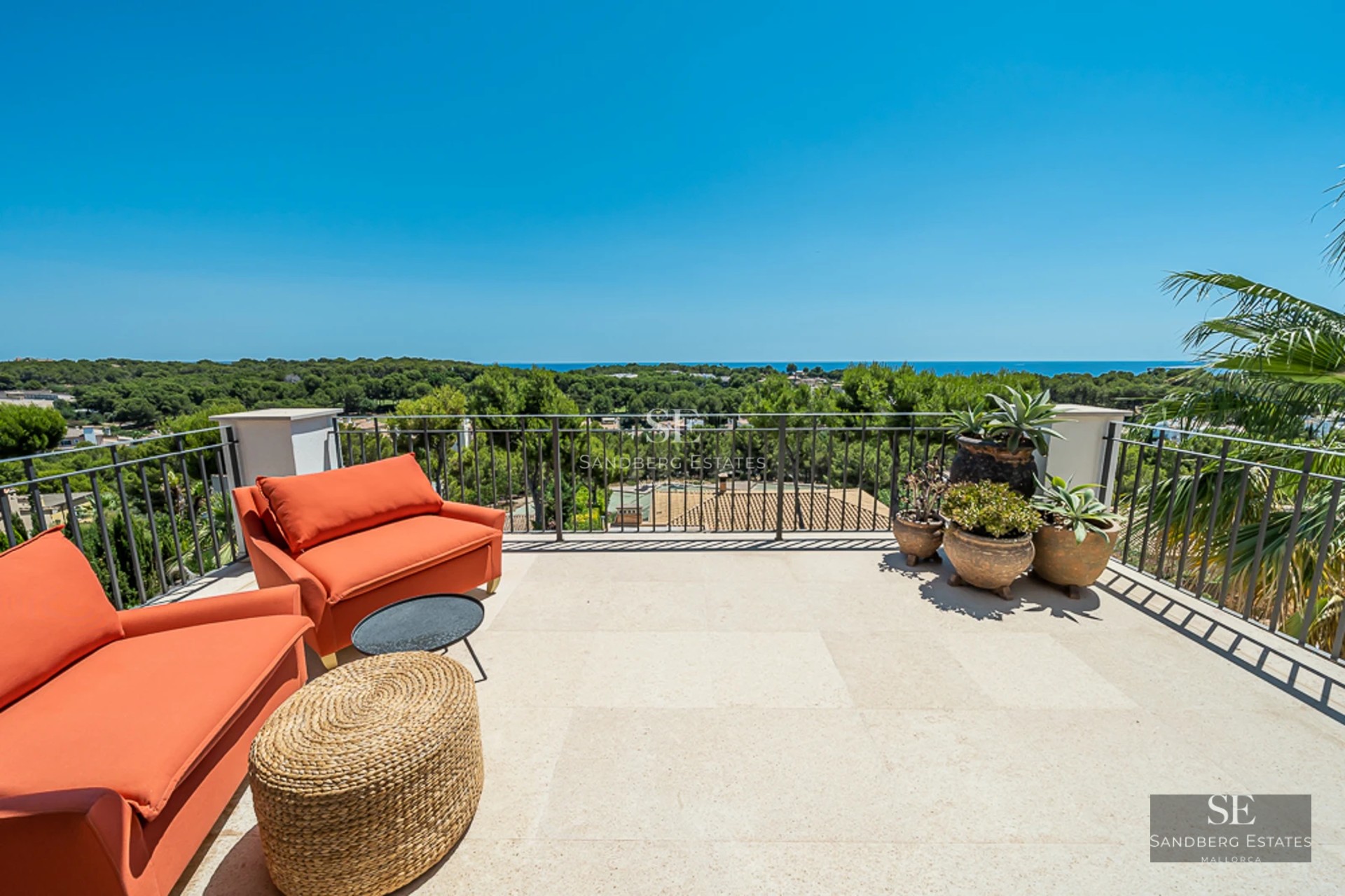 Image d'une élégante maison moderne avec piscine, terrasse spacieuse et design minimaliste. Larges baies vitrées et jardin luxuriant.