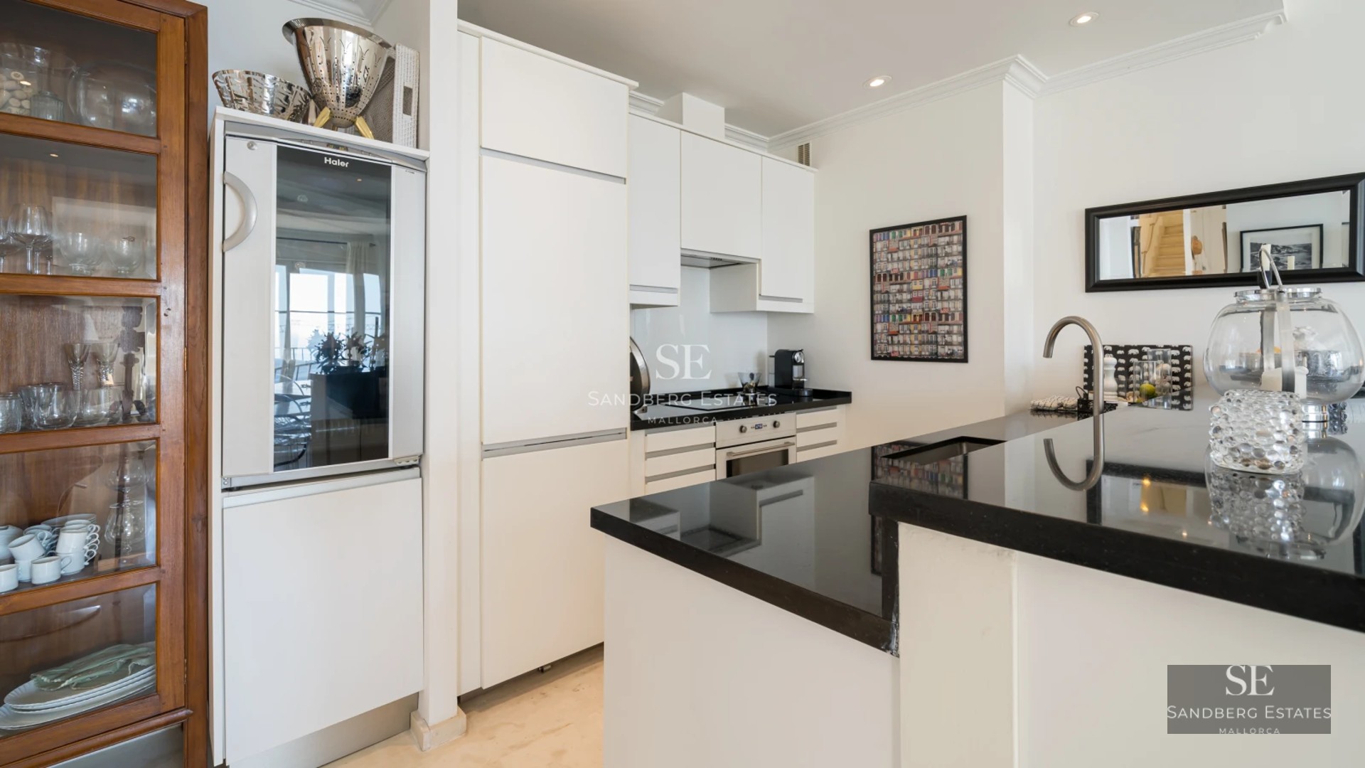 Image of a luxurious pool with panoramic views. Modern architecture, infinity edge, and lush vegetation.