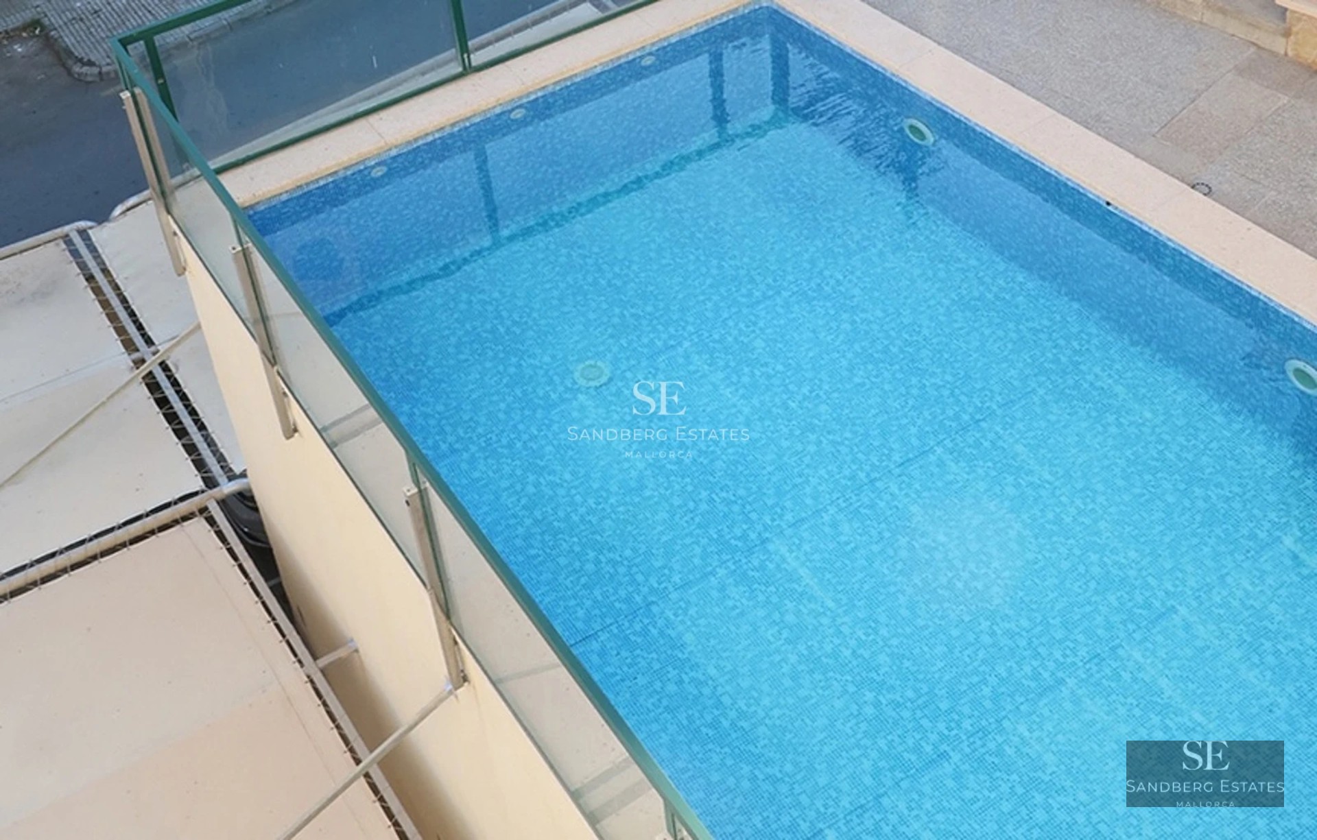 Modern terrace with infinity pool and panoramic sea views. Minimalist design with elegant and relaxing outdoor furniture.