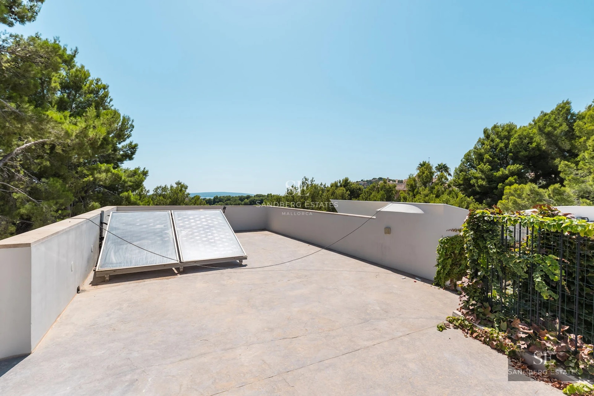 Exterior view of a luxurious property with infinity pool, lush garden and modern architecture. Ideal for living and investment.