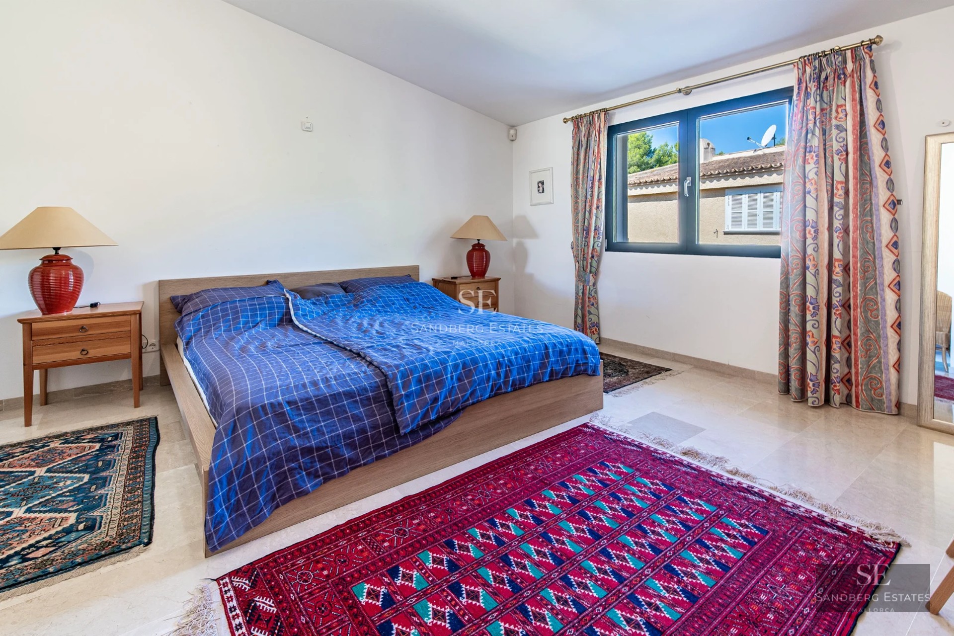 View of a luxurious villa with an infinity pool. Modern design with large windows and terrace. Manicured garden and minimalist architecture.