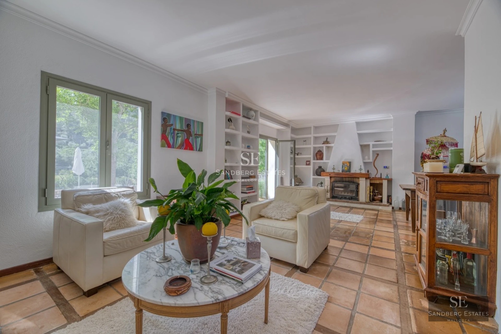 Sea view terrace. Modern design, infinity pool, elegant furniture. Natural lighting, relaxing and luxurious atmosphere.