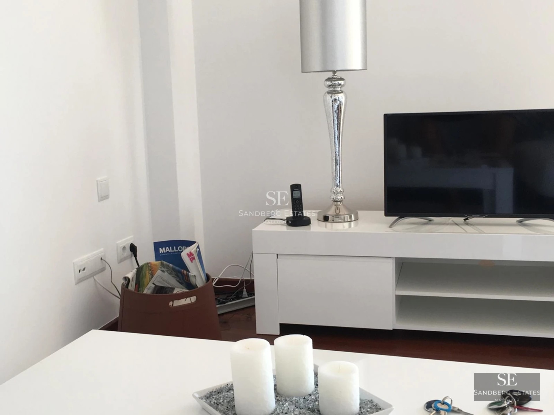 Vue d'une villa de luxe moderne avec piscine à débordement et grandes baies vitrées. Design élégant, minimaliste et espaces lumineux.