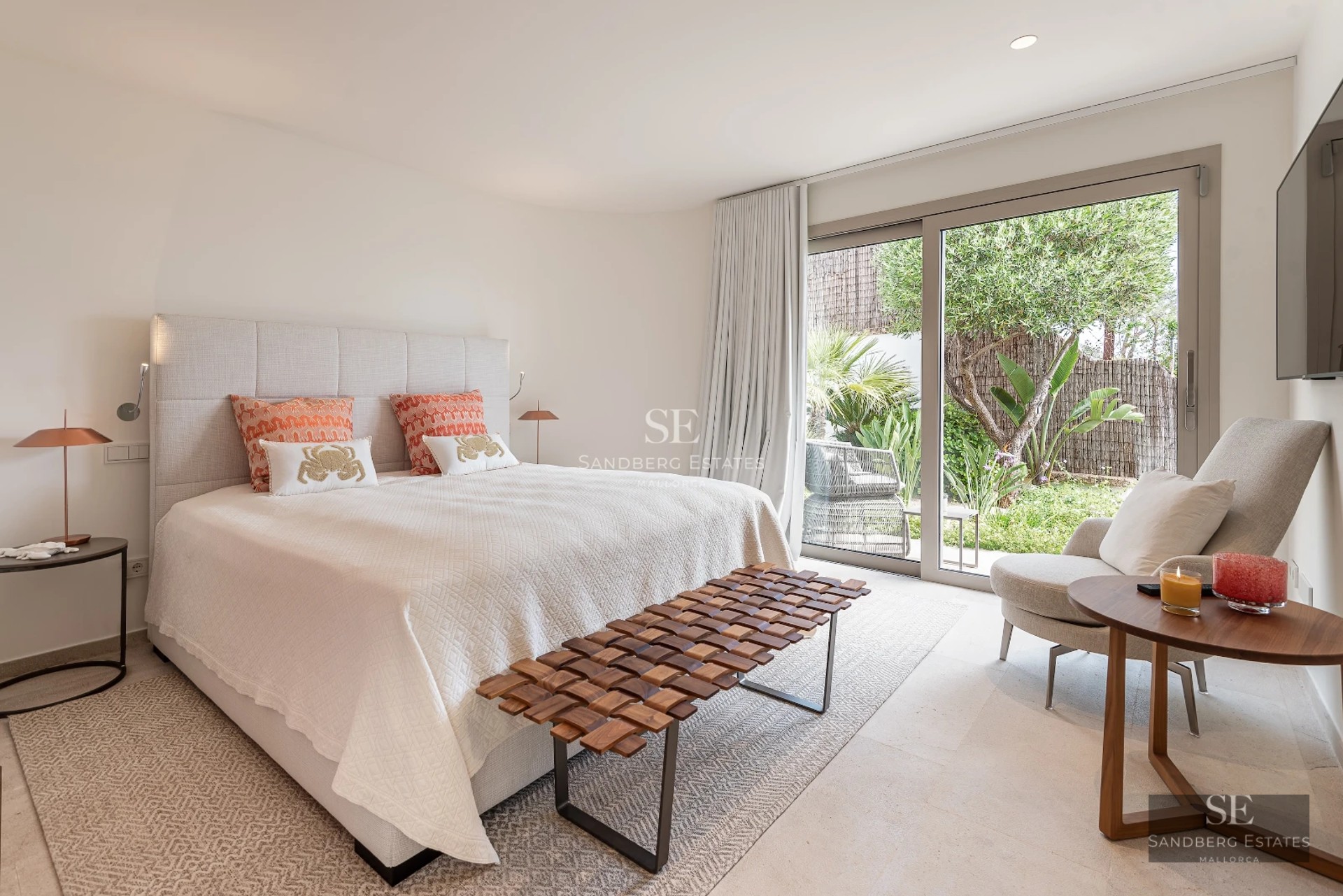 View of a modern villa with an infinity pool. Minimalist design with large windows and natural materials. Luxury and comfort in a unique setting.