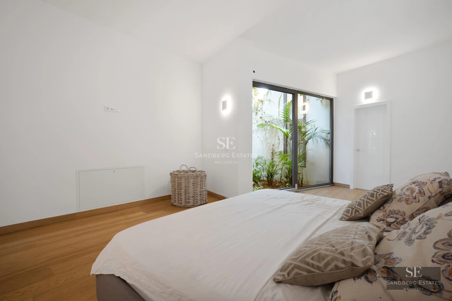 Exterior view of a modern villa with infinity pool, surrounded by gardens and with large terraces. Contemporary architecture with large windows.