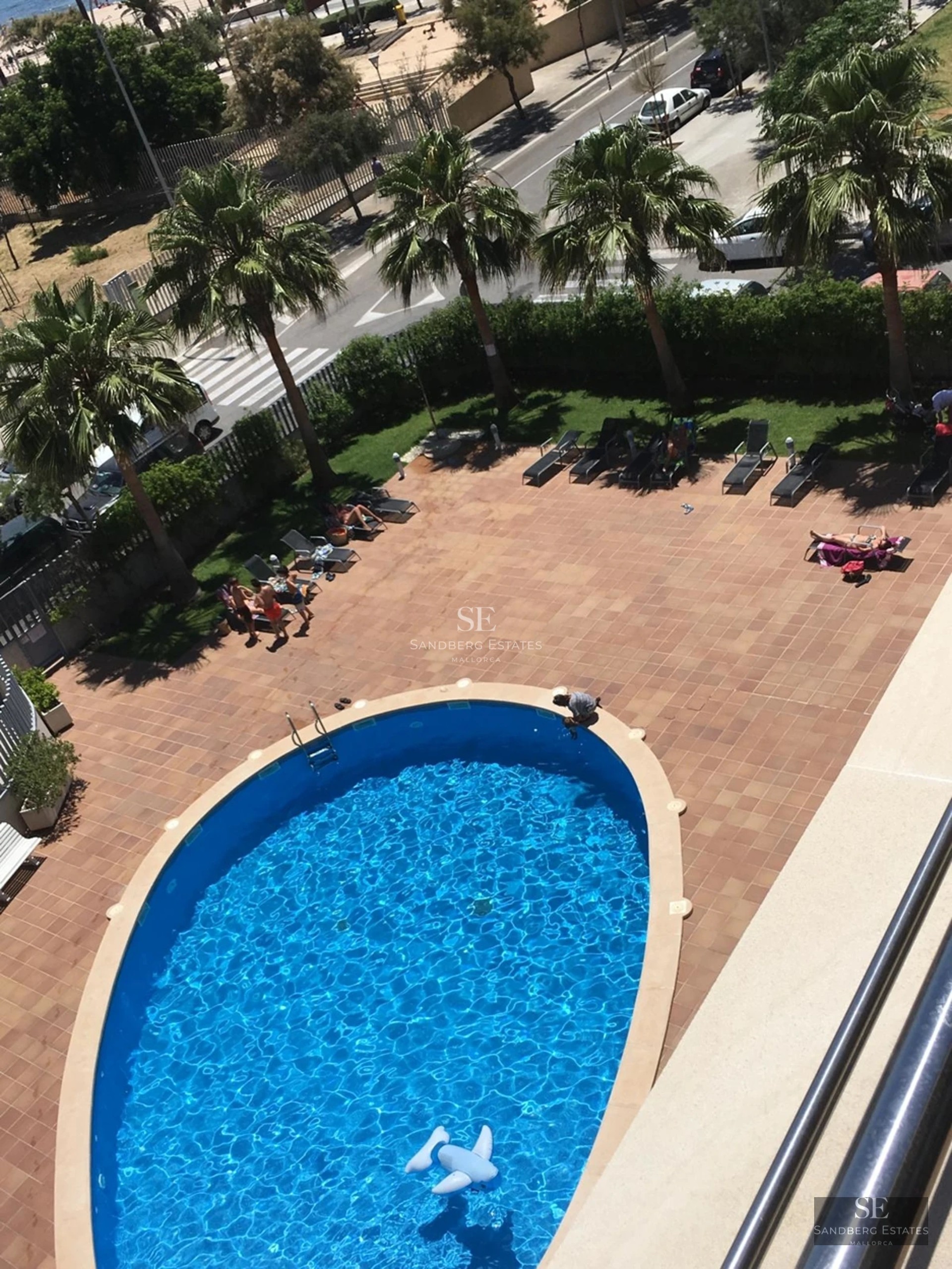 Vue extérieure d'une villa moderne avec piscine à débordement. Design minimaliste, grandes baies vitrées et végétation luxuriante. Idéal pour se détendre.