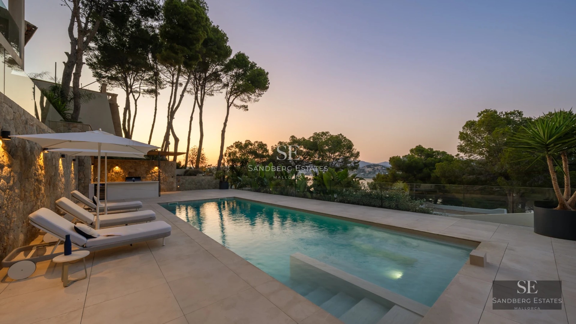Modern penthouse featuring panoramic windows and a balcony overlooking the sea. Minimalist design and high-end finishes.