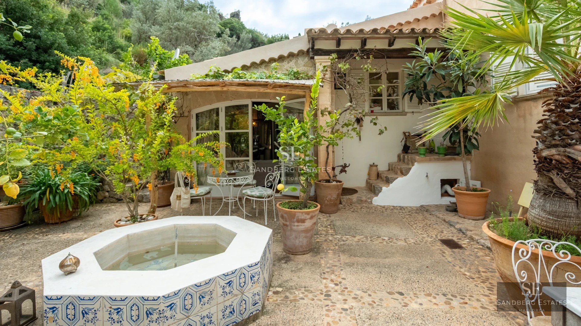 Exterior view of a modern house with a pool. Minimalist design, large garden, warm ambient lighting, and high-quality finishes.