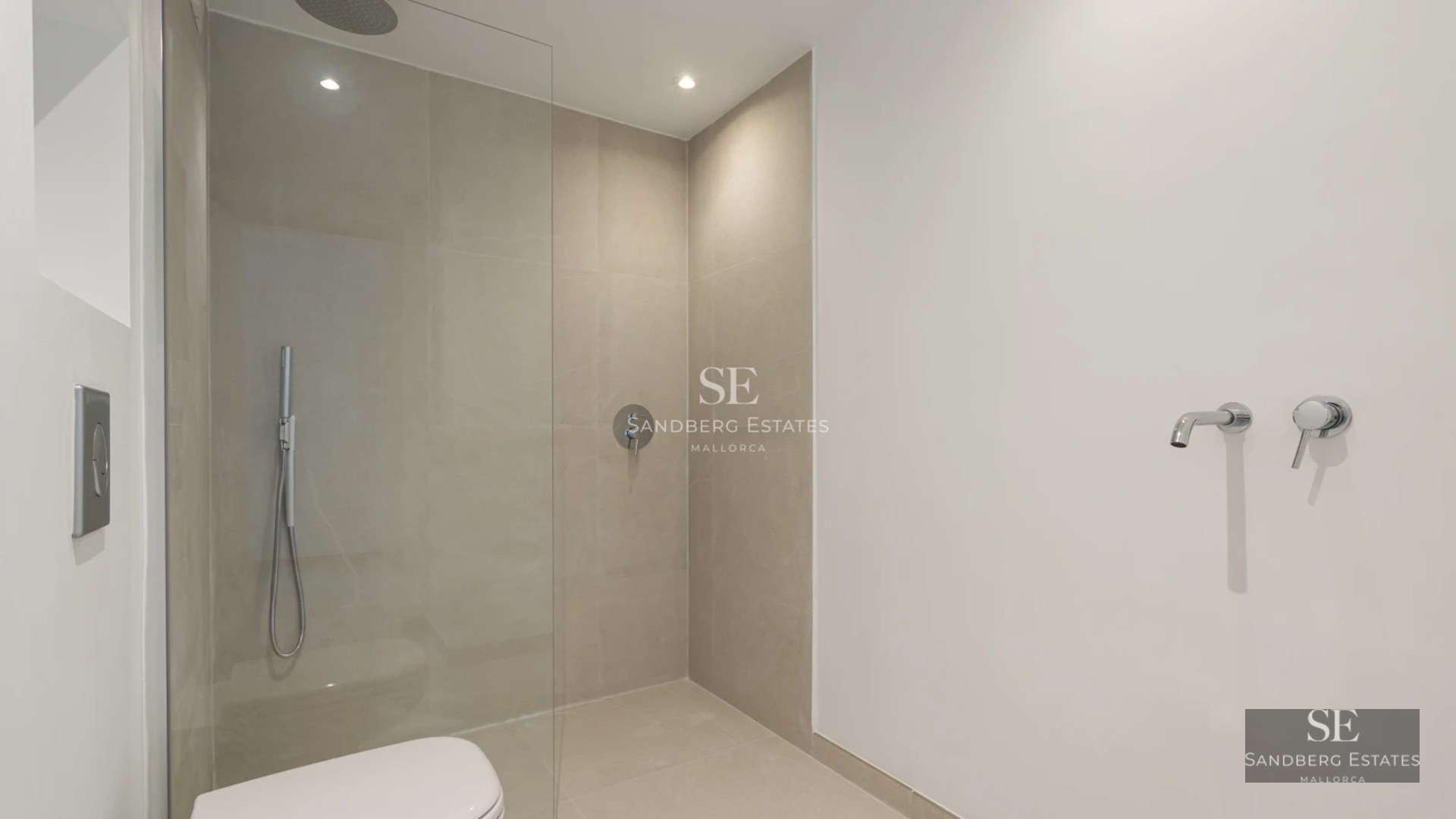 Exterior view of a modern house with a pool, garden and minimalist design. Large windows reflect the blue sky.