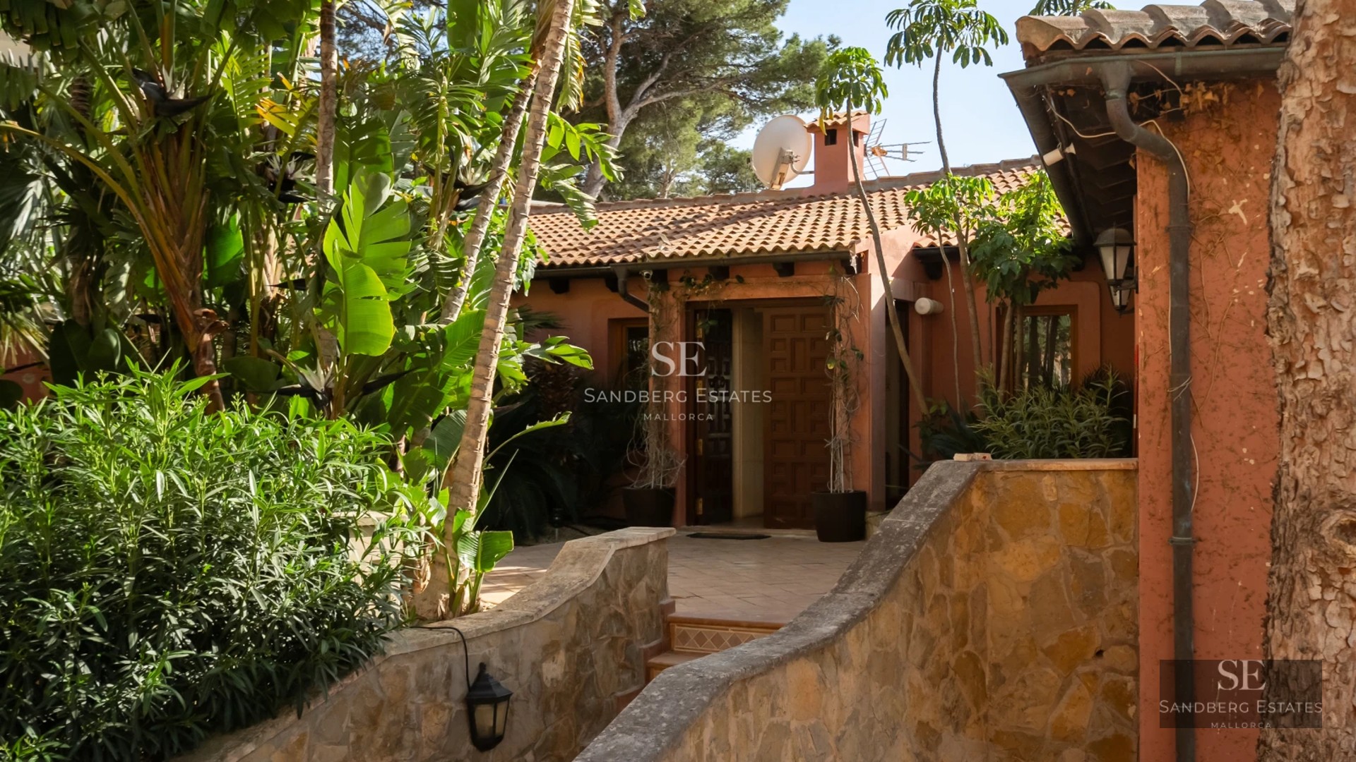 Exterior view of a modern villa featuring an infinity pool, lush garden, and minimalist architecture. Facade with large windows and clean lines.
