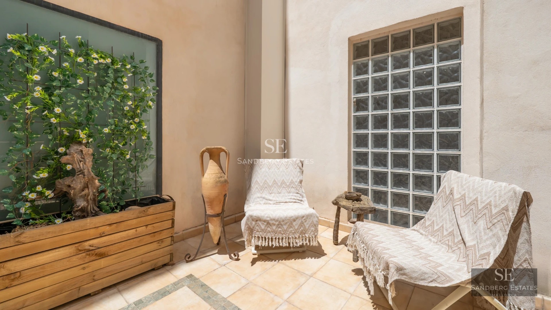 Image of villa with infinity pool. Modern design, elegant architecture, breathtaking views. Lush garden. Ideal for investment.