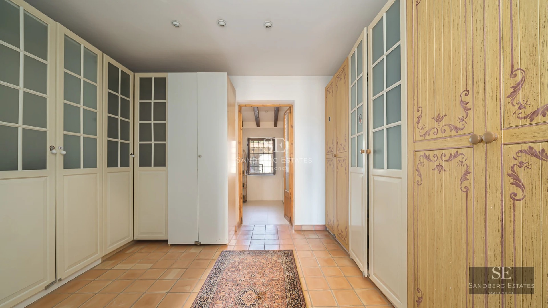 Bright, spacious living room with balcony and sea view. Modern decor, wooden floors, and designer furniture. Luxurious and welcoming atmosphere.