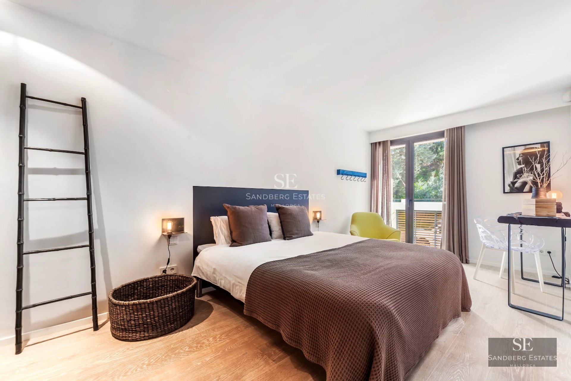 Modern facade with reflecting pool. Minimalist architecture, clean lines, large windows, and landscaped garden.