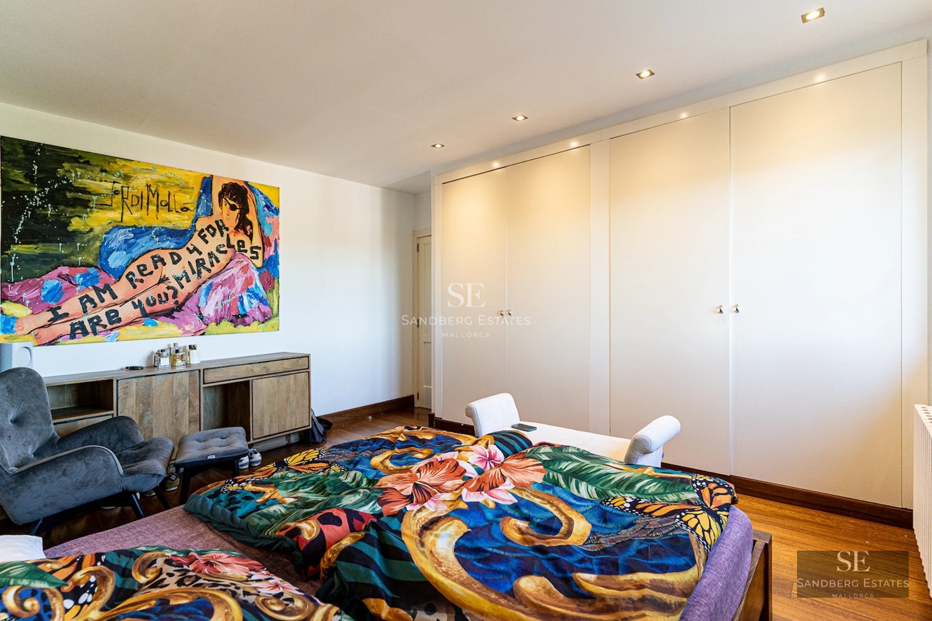 Spacious living room with floor-to-ceiling windows, designer sofas, coffee table and access to a balcony with panoramic views.