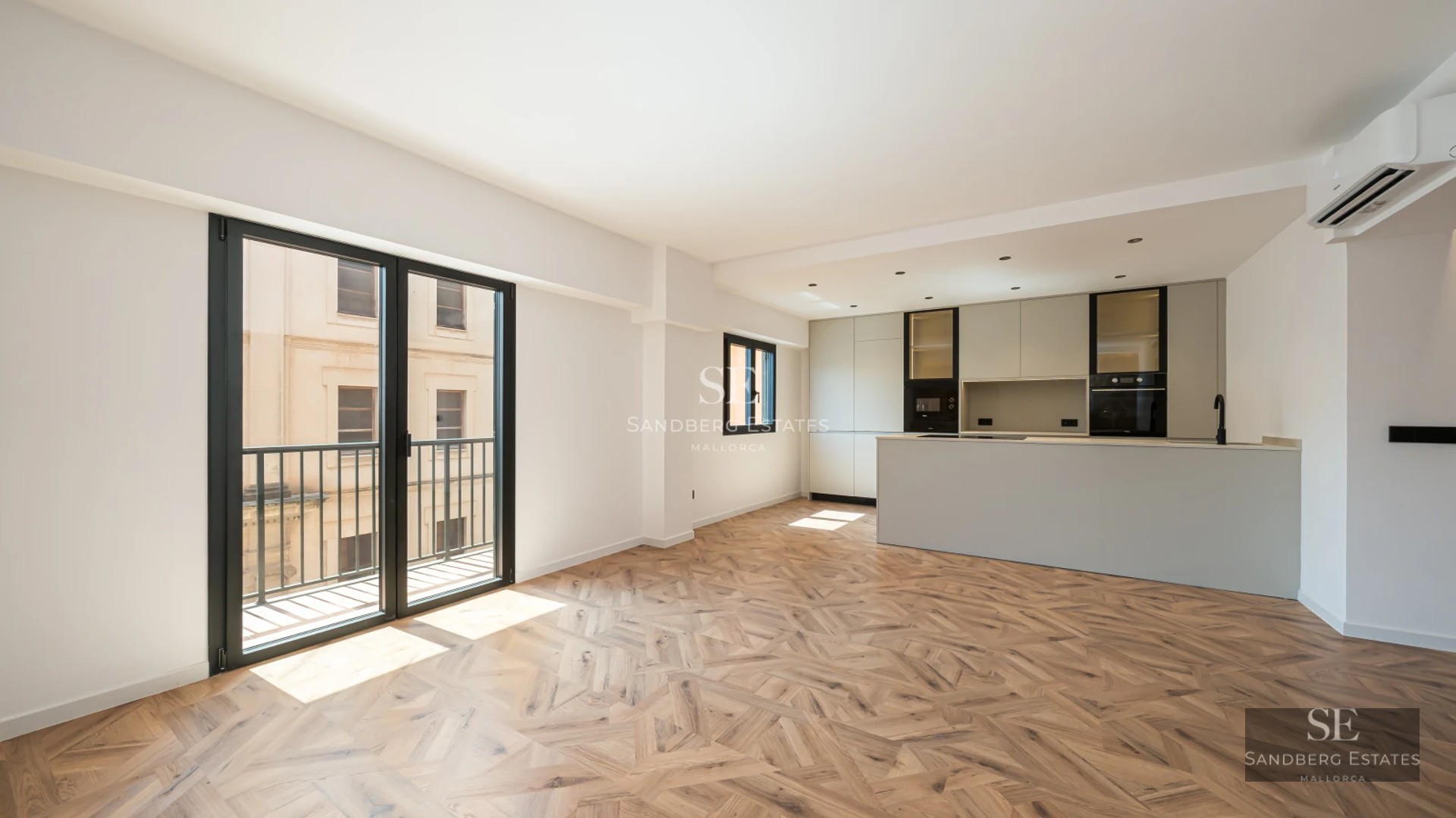 Spacious living room with large windows and sea views. Modern sofa, coffee table and design details. Warm lighting and relaxing atmosphere.
