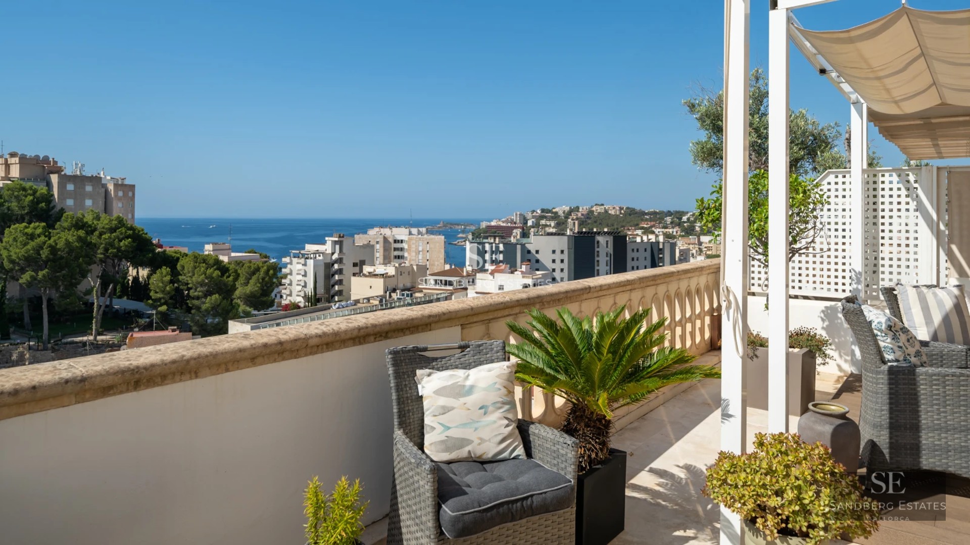 Panoramic view of a luxury apartment with balcony and infinity pool overlooking the sea. Modern and minimalist design.