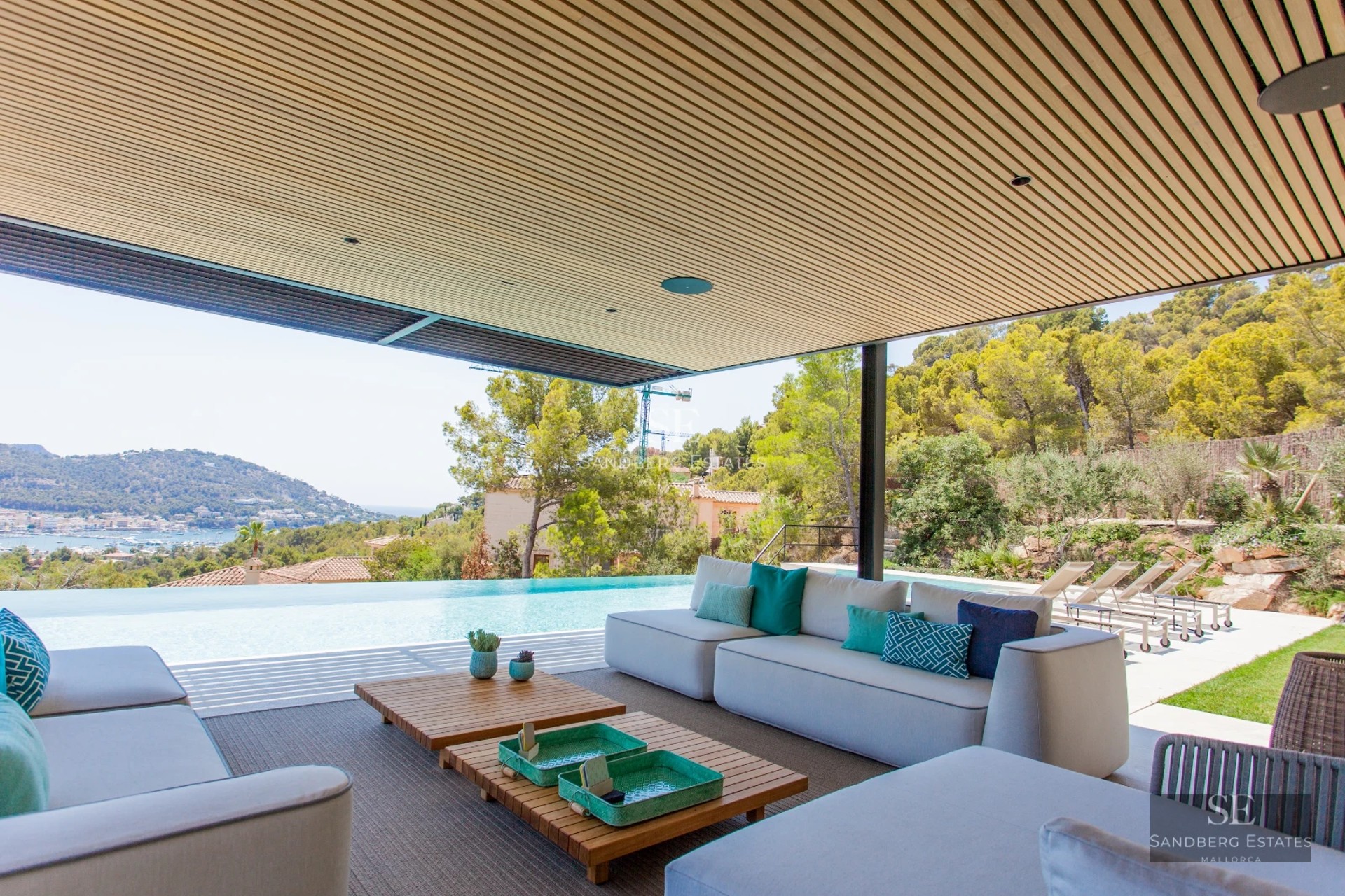 View of a modern swimming pool surrounded by garden and minimalist architecture. Luxury and comfort in a space designed for enjoyment.